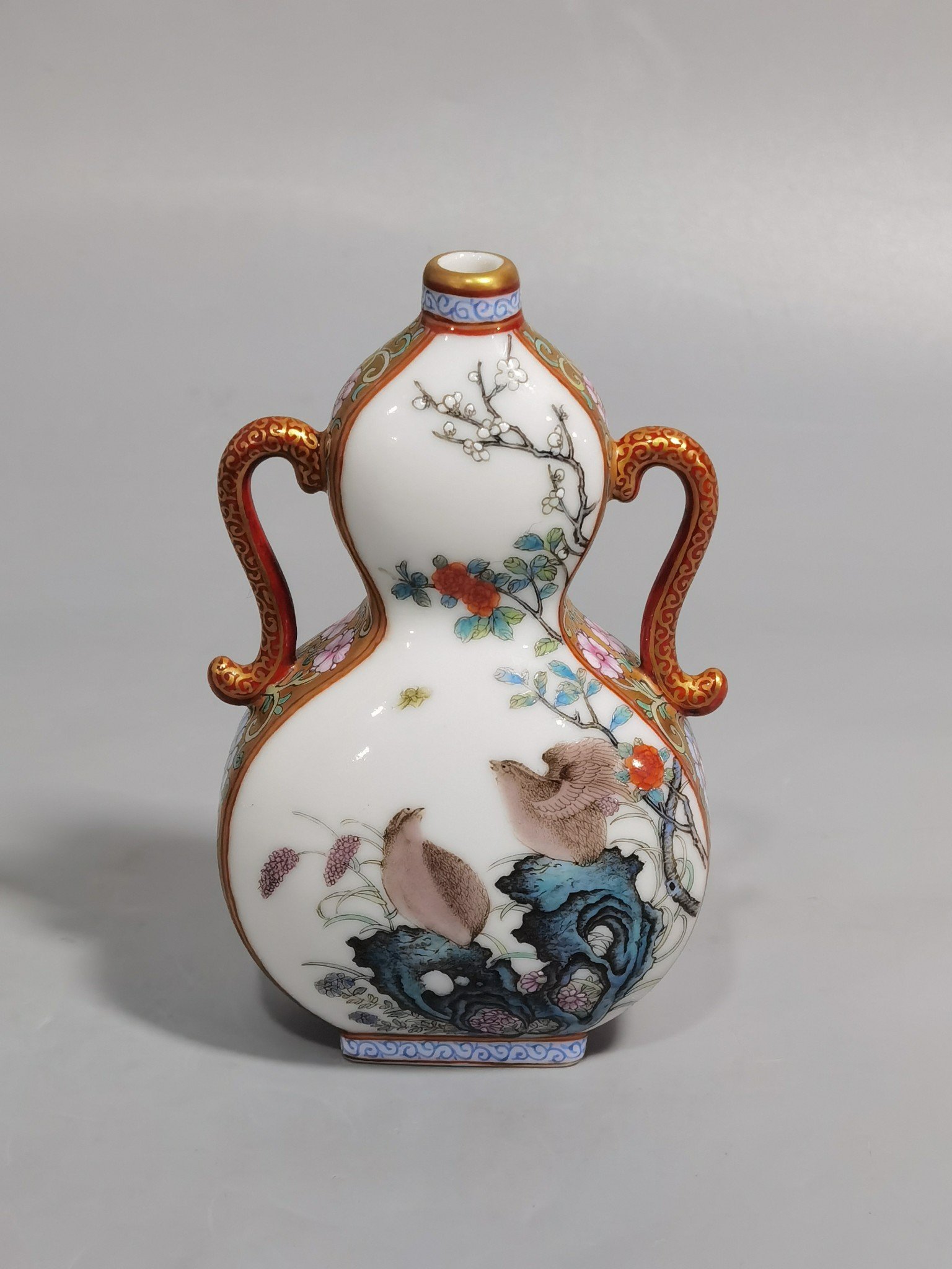 Qing Dynasty Qianlong pair of gold-colored pastel quail binaural flat bottles