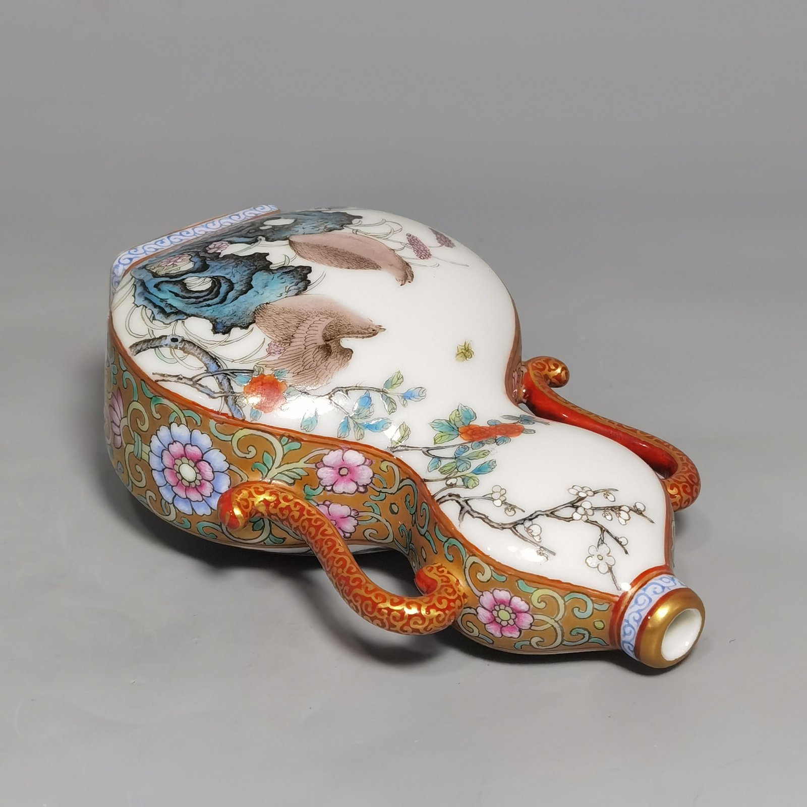 Qing Dynasty Qianlong pair of gold-colored pastel quail binaural flat bottles
