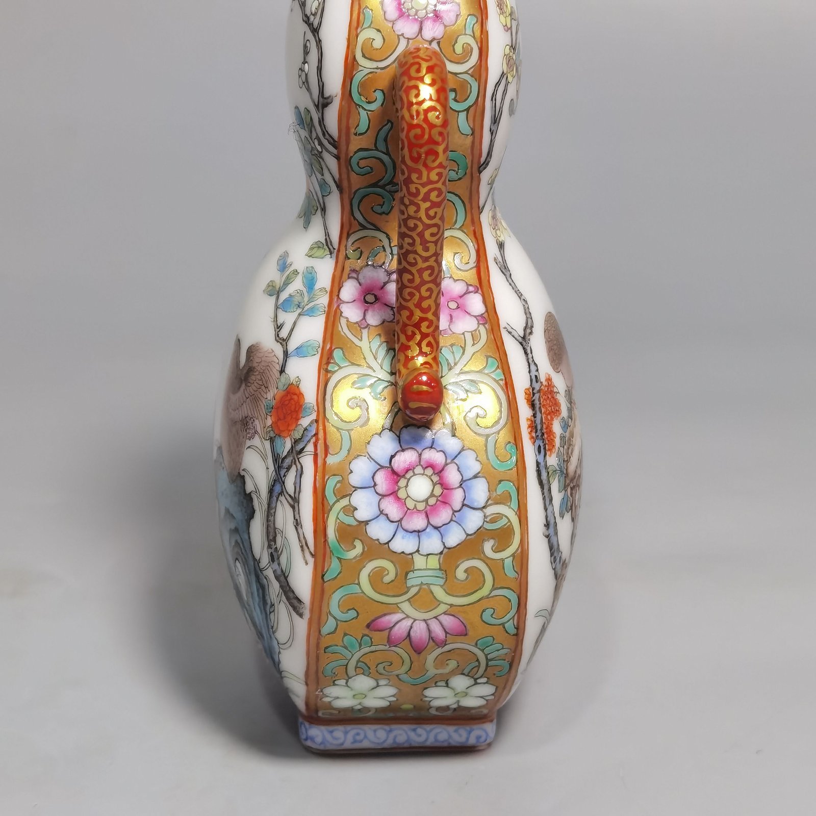 Qing Dynasty Qianlong pair of gold-colored pastel quail binaural flat bottles