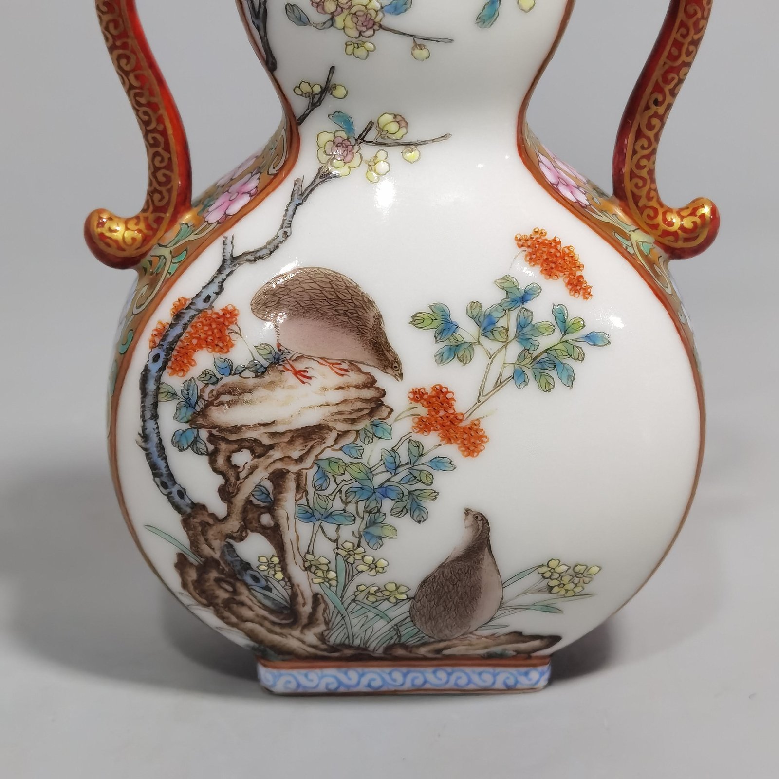 Qing Dynasty Qianlong pair of gold-colored pastel quail binaural flat bottles
