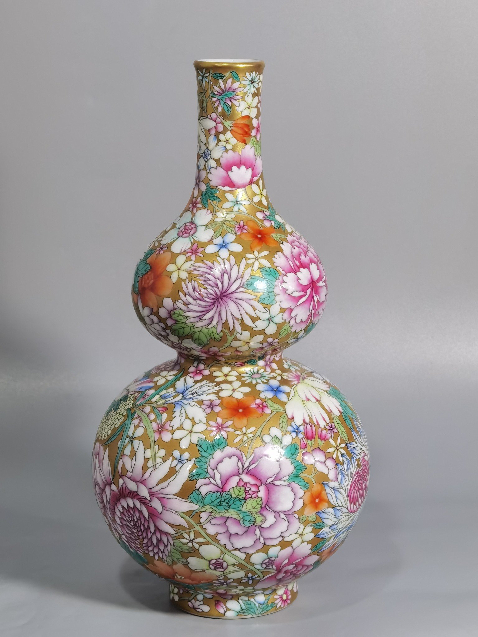 Qing Dynasty Qianlong gold-colored pastel hundred-flower st and ing gourd vase