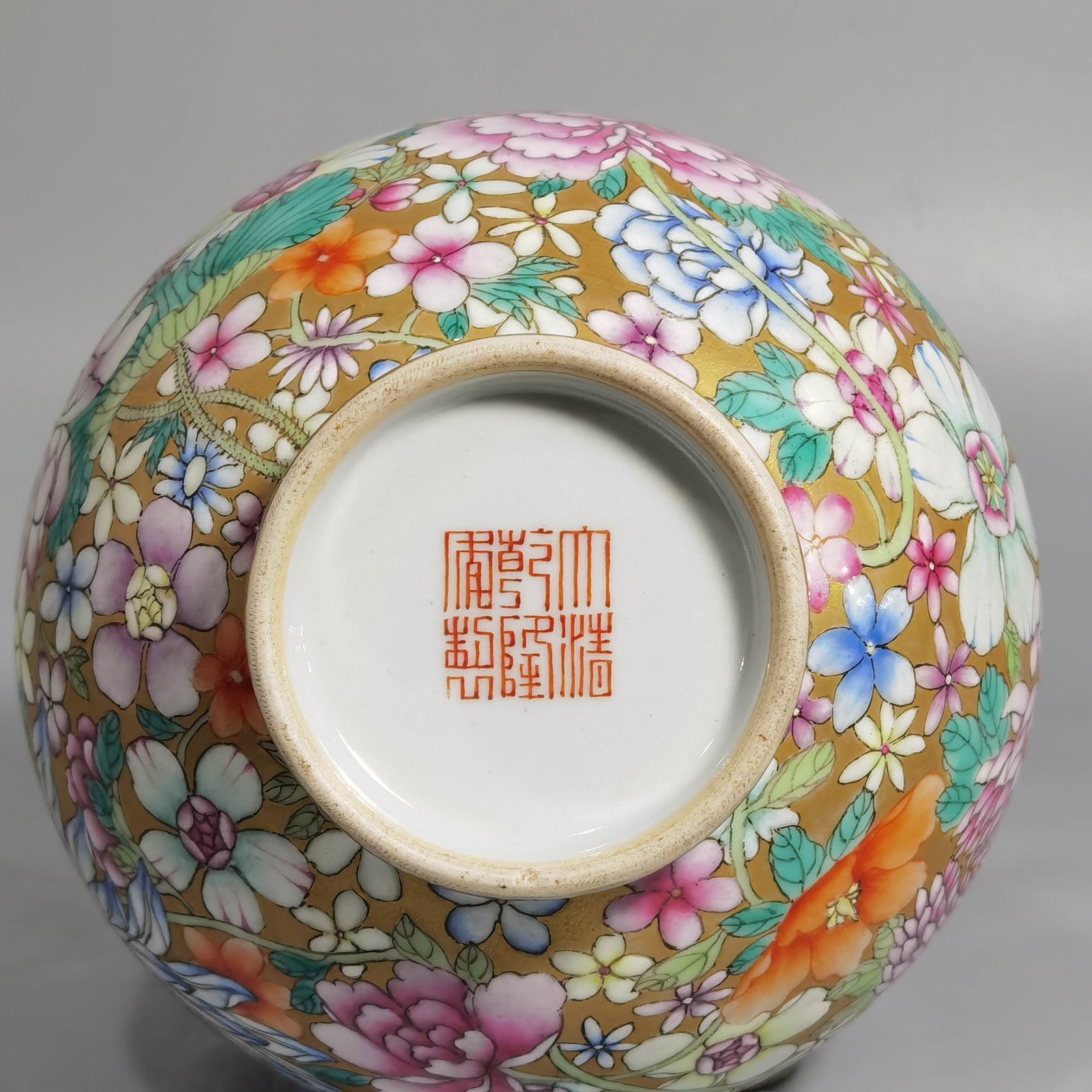 Qing Dynasty Qianlong gold-colored pastel hundred-flower st and ing gourd vase