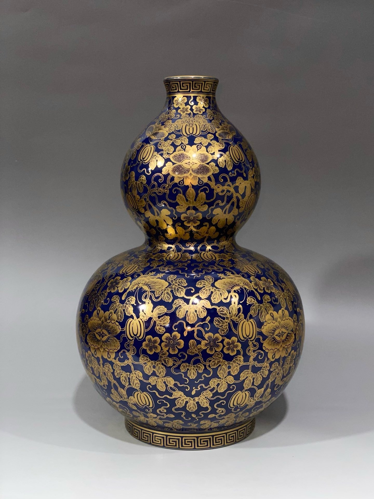 Qing Dynasty Qianlong blue-glazed gourd vase