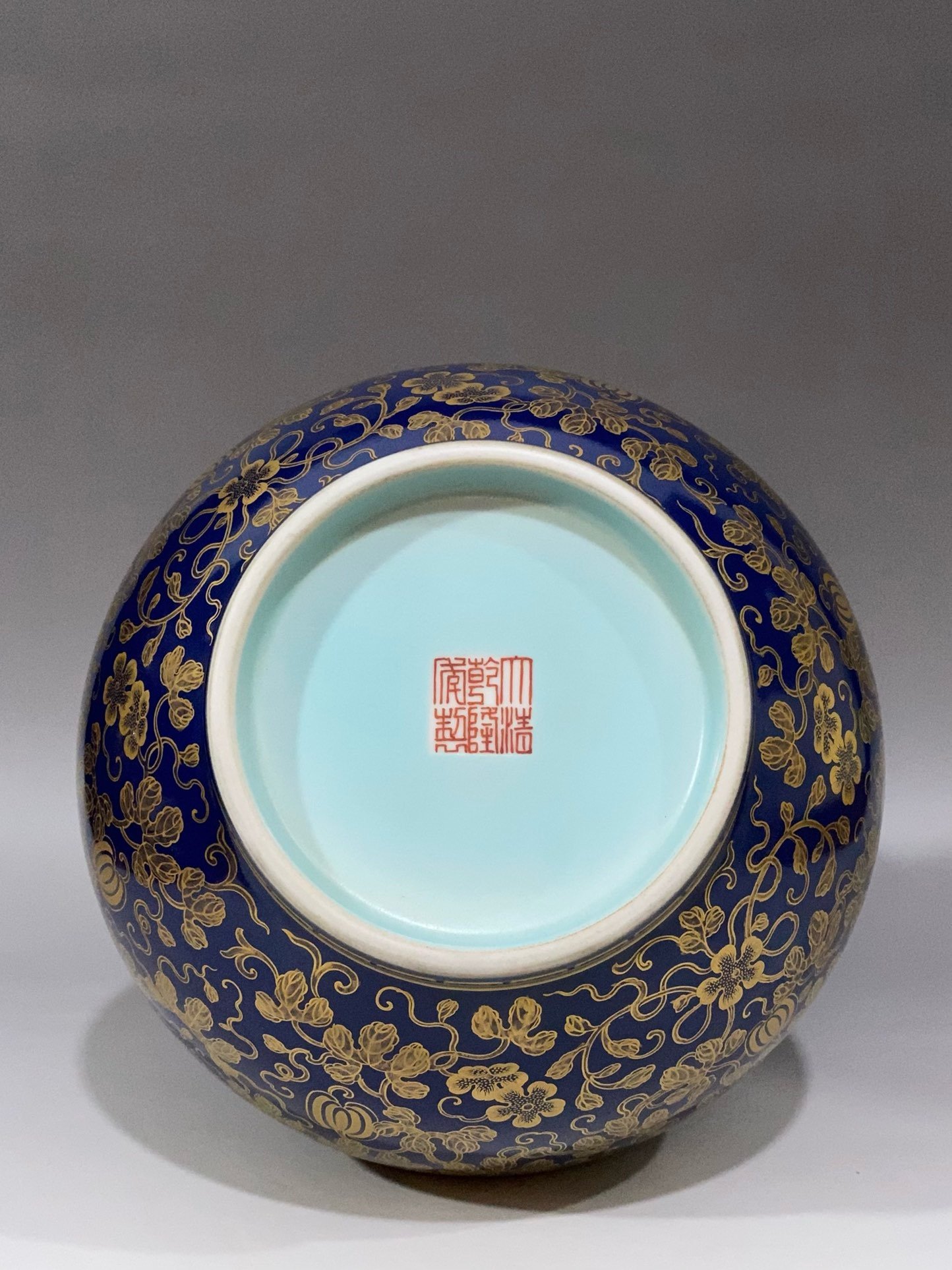 Qing Dynasty Qianlong blue-glazed gourd vase