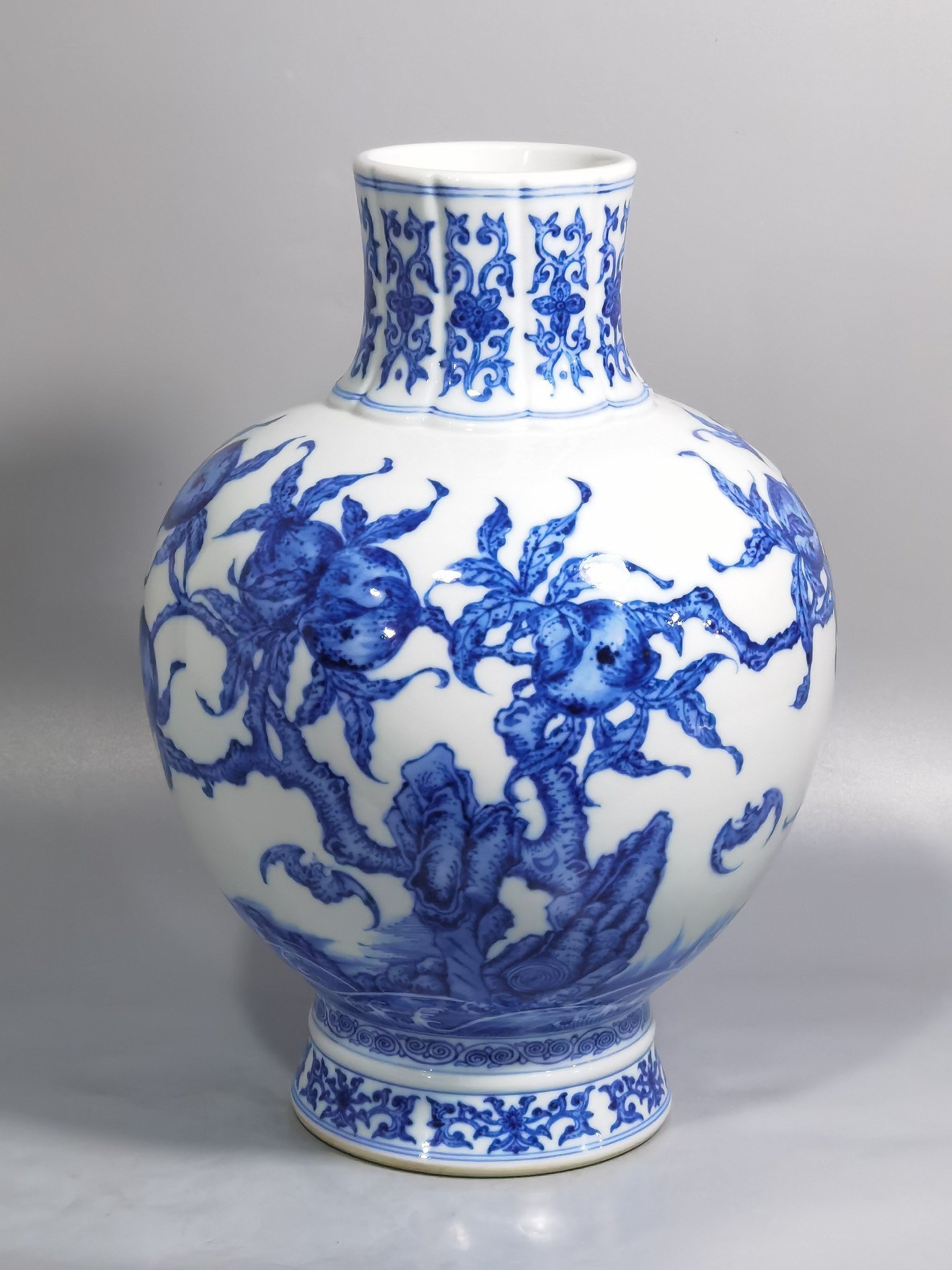 Qing Dynasty Qianlong blue and white five bats and nine peach pattern vase