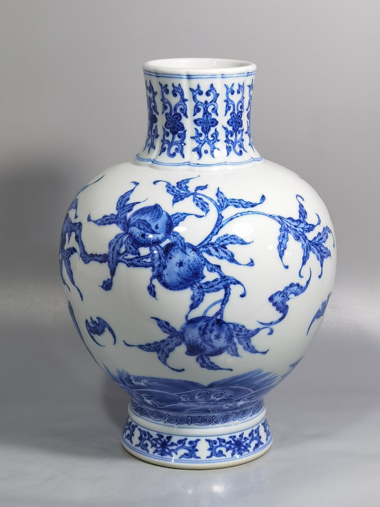 Qing Dynasty Qianlong blue and white five bats and nine peach pattern vase