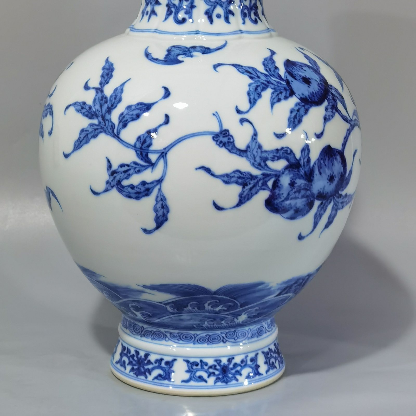 Qing Dynasty Qianlong blue and white five bats and nine peach pattern vase
