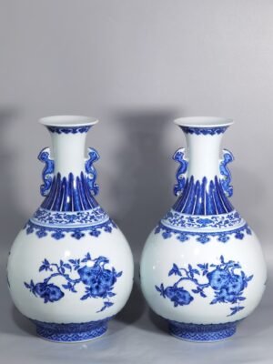 Qing Dynasty Qianlong blue and white mphora with folded branches