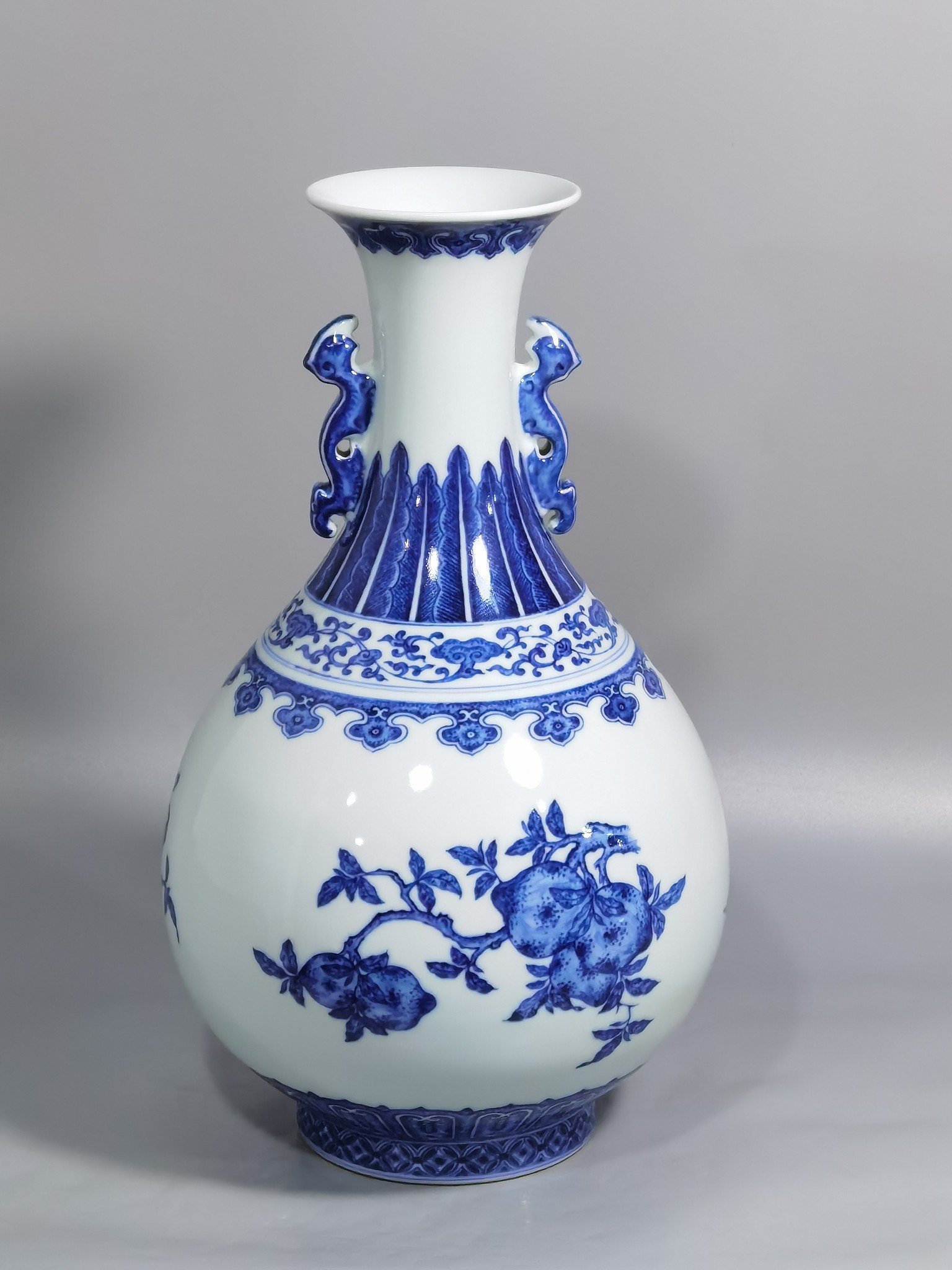 Qing Dynasty Qianlong blue and white mphora with folded branches