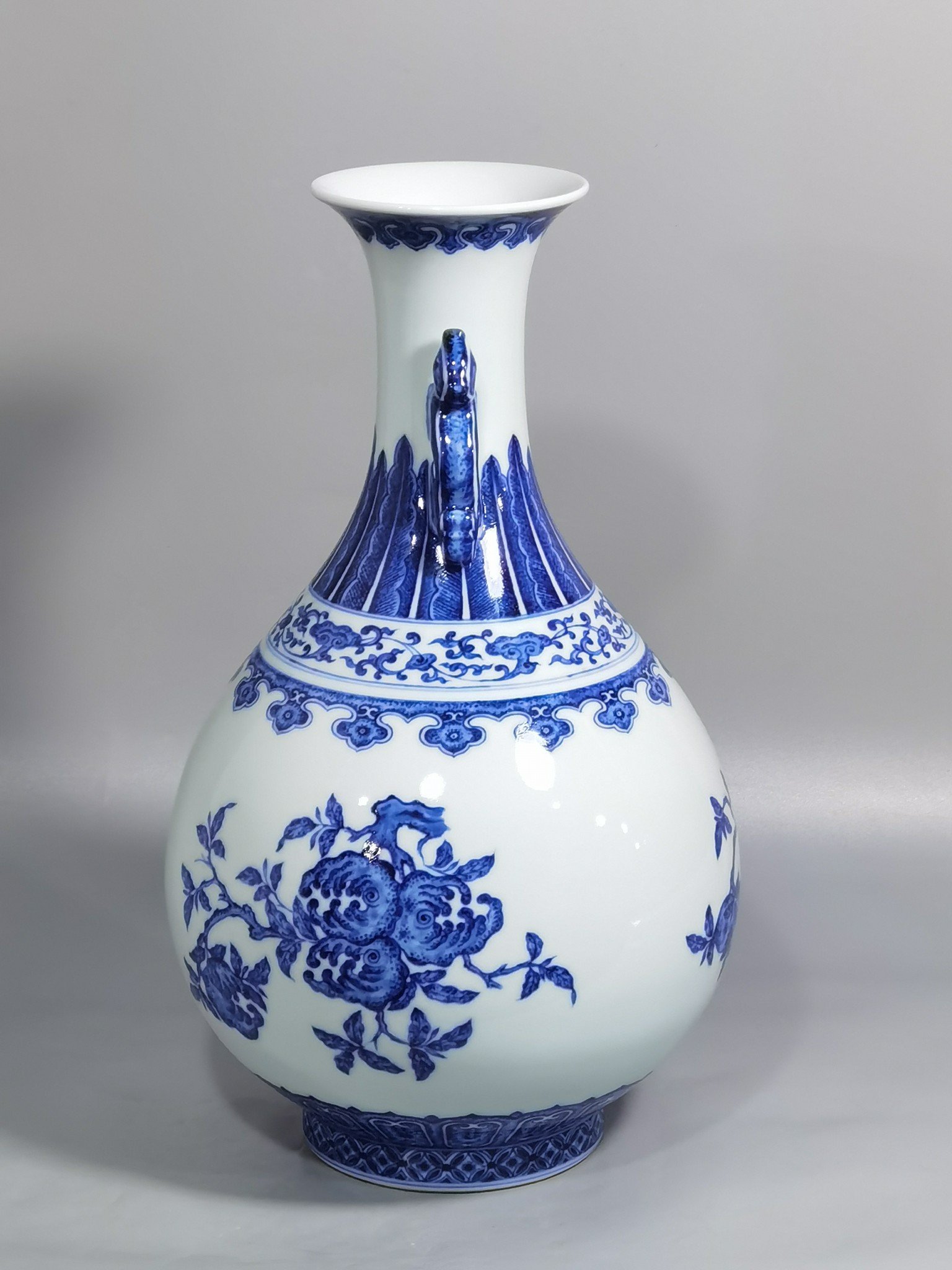 Qing Dynasty Qianlong blue and white mphora with folded branches