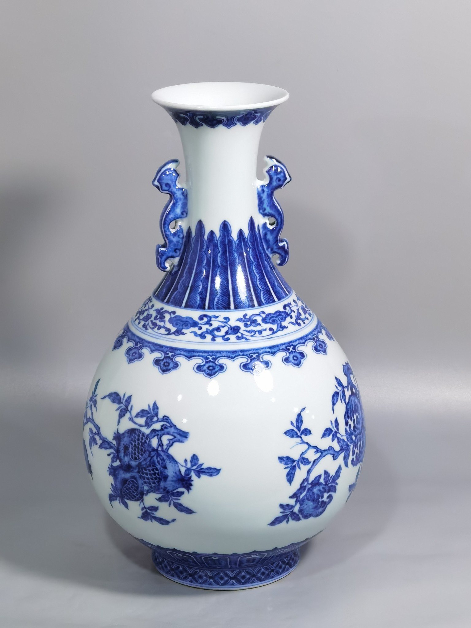 Qing Dynasty Qianlong blue and white mphora with folded branches