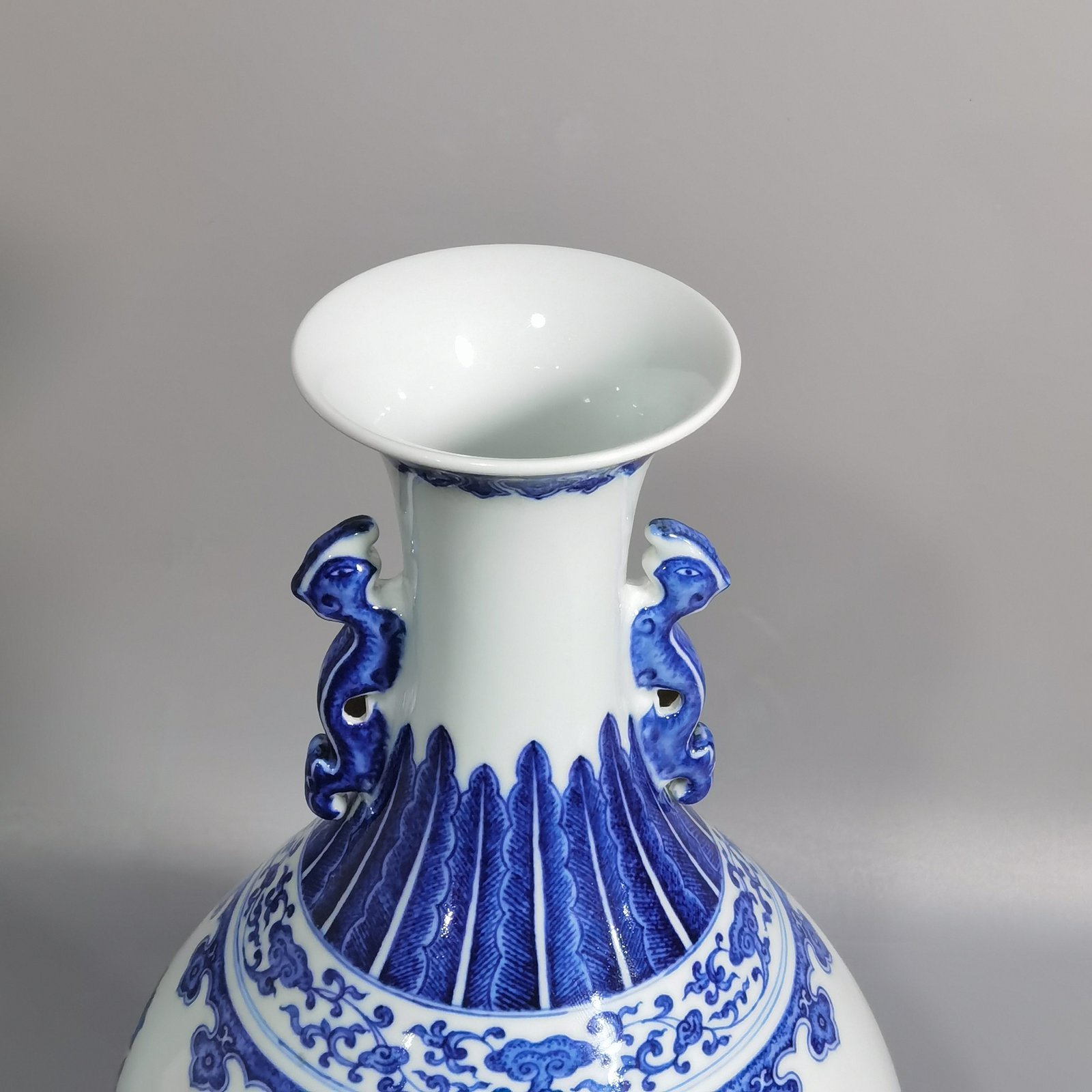 Qing Dynasty Qianlong blue and white mphora with folded branches
