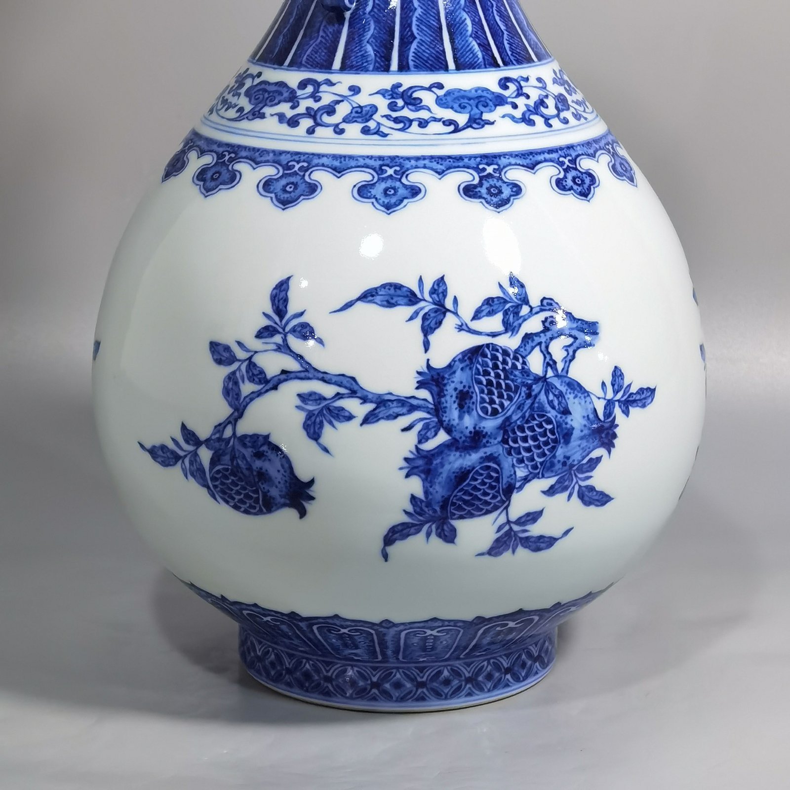 Qing Dynasty Qianlong blue and white mphora with folded branches