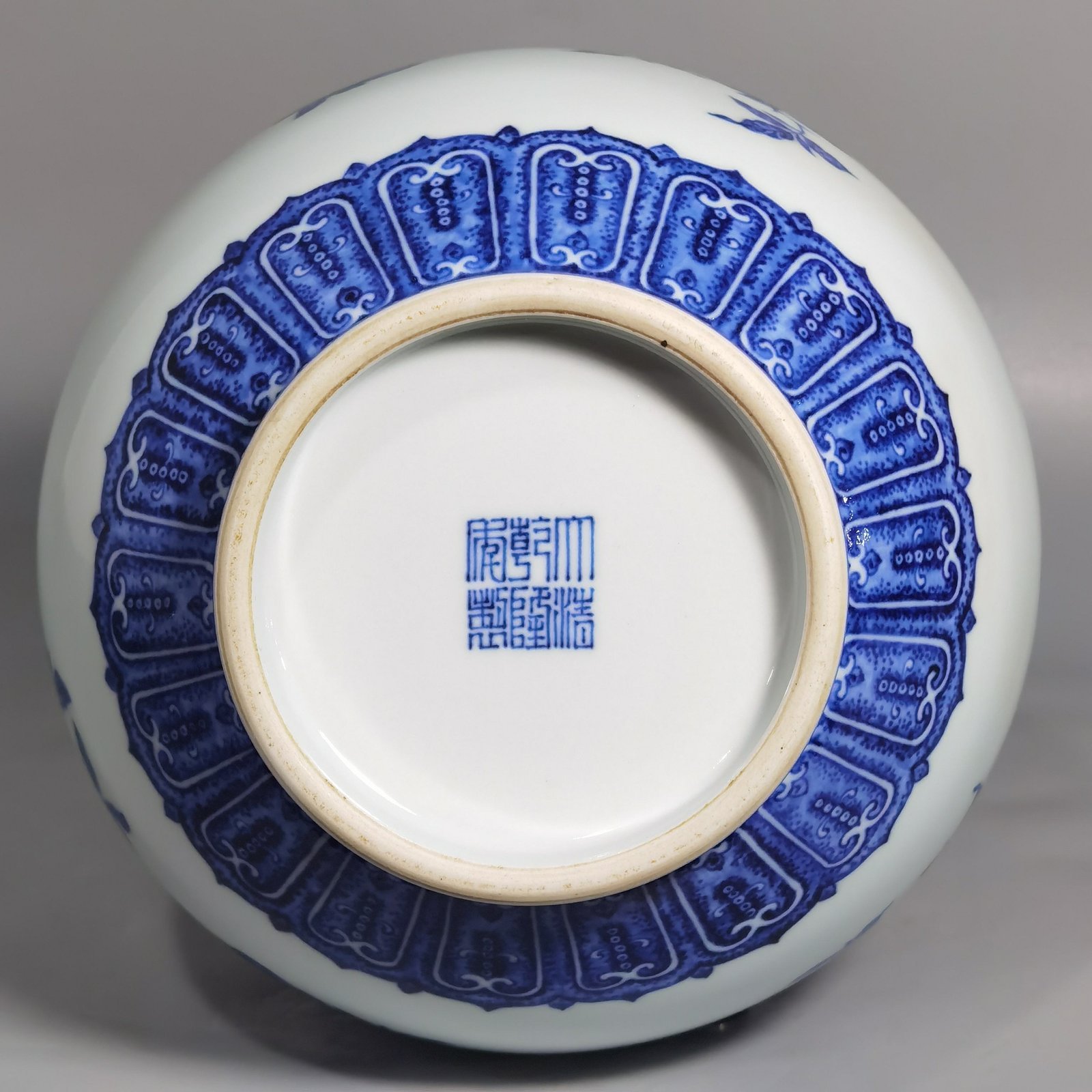 Qing Dynasty Qianlong blue and white mphora with folded branches