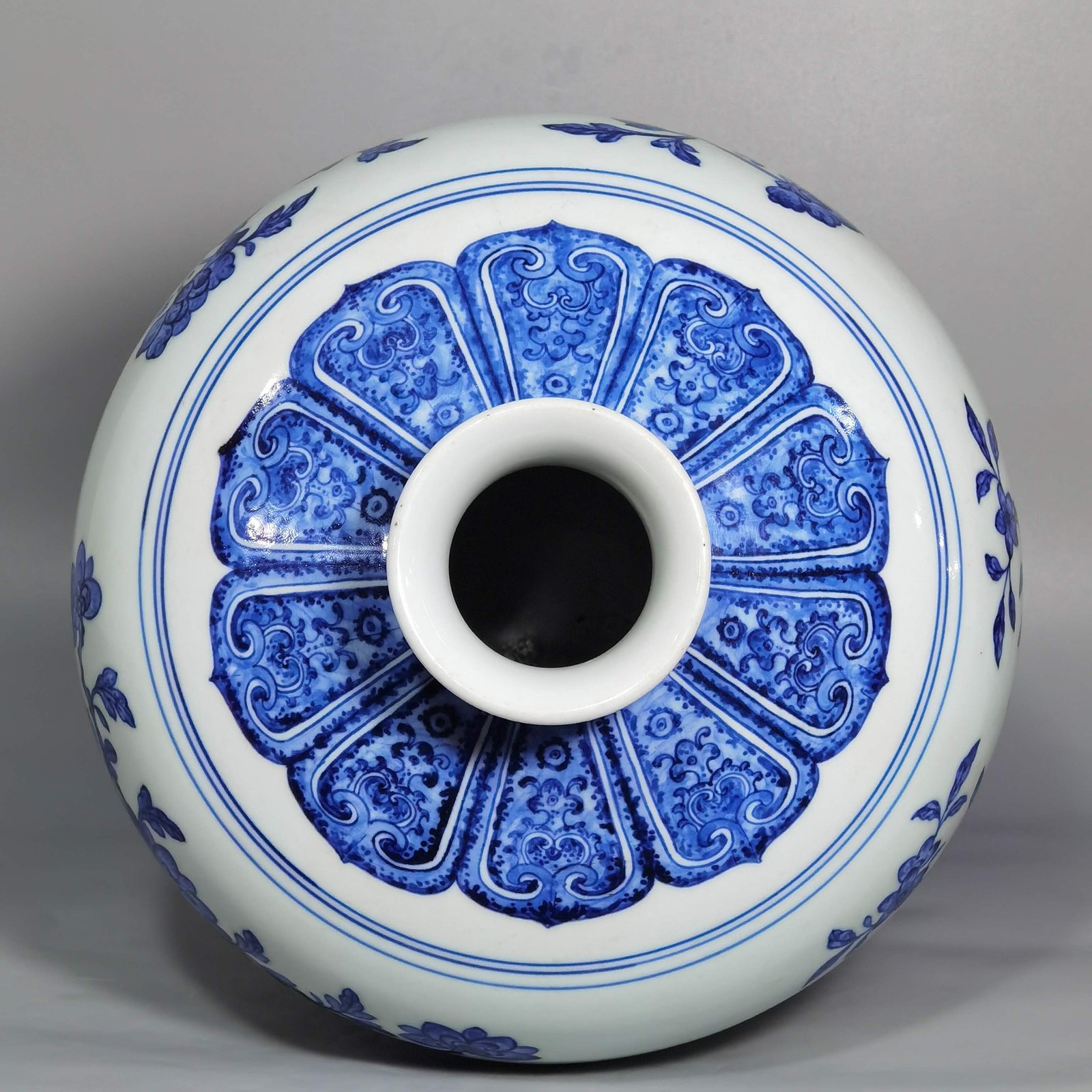 Qing Dynasty Qianlong blue and white plum vase