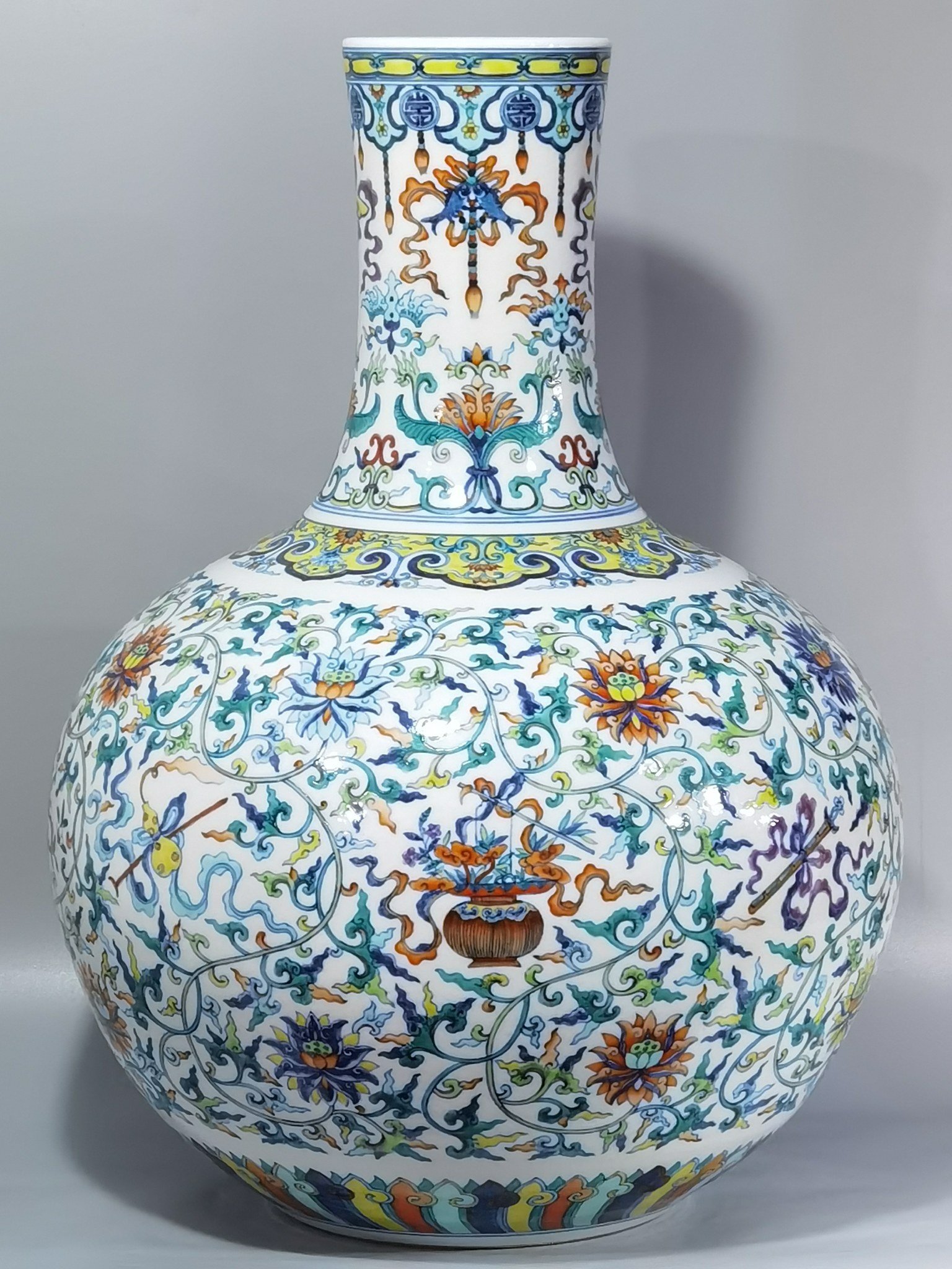 Qing Dynasty Qianlong blue and white doucai passion flower sphere vase