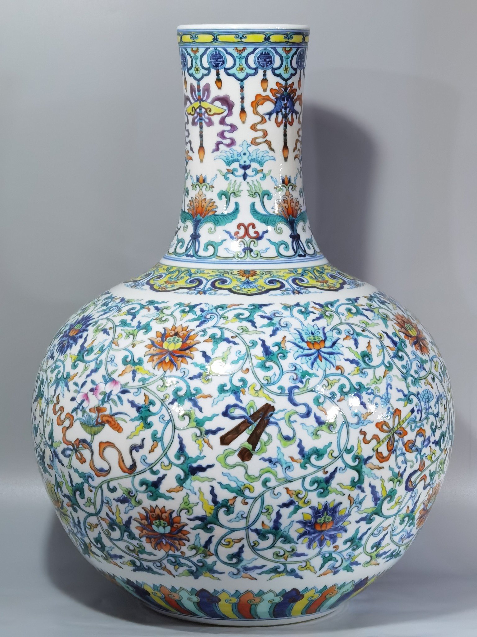 Qing Dynasty Qianlong blue and white doucai passion flower sphere vase
