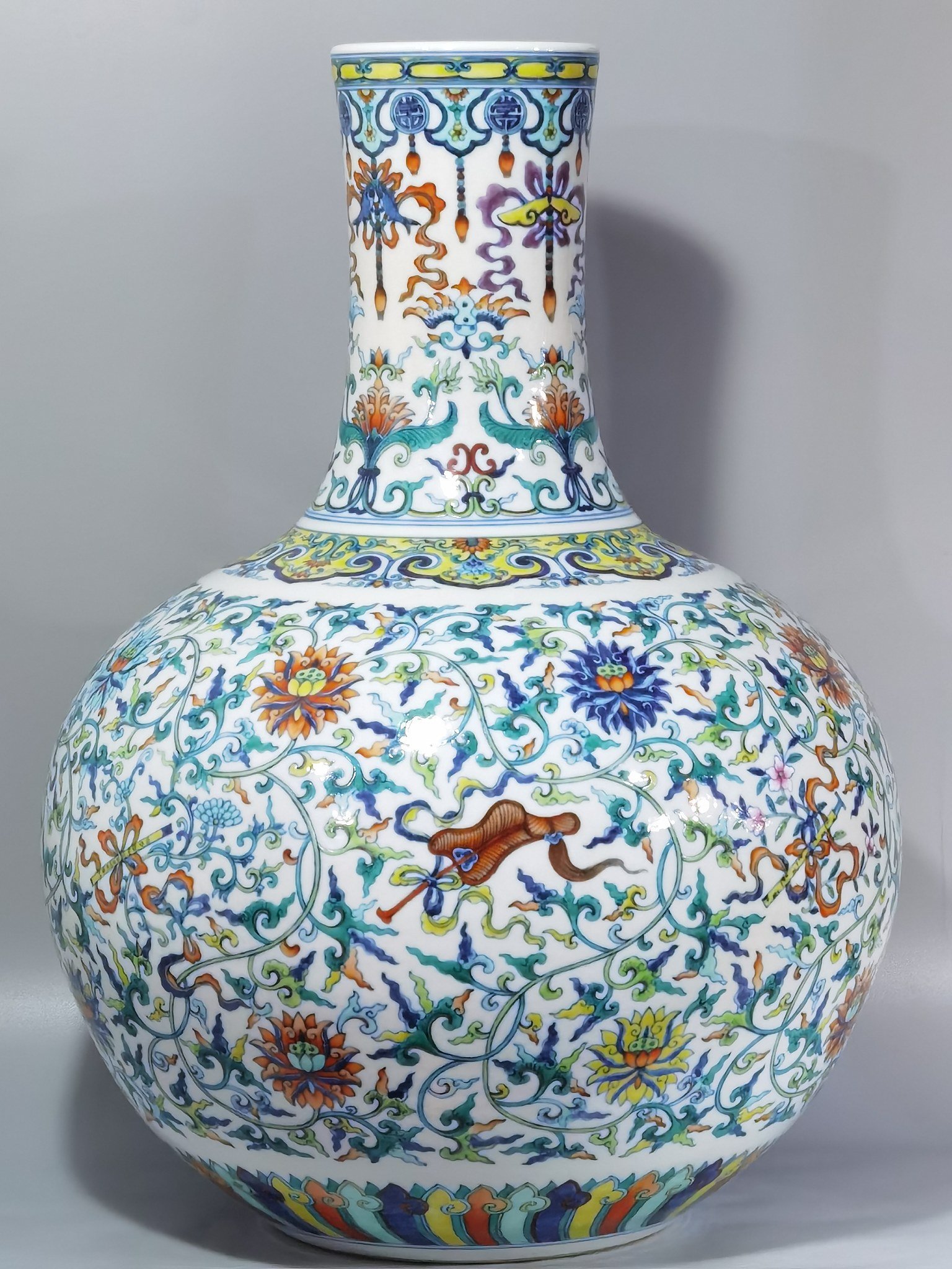 Qing Dynasty Qianlong blue and white doucai passion flower sphere vase
