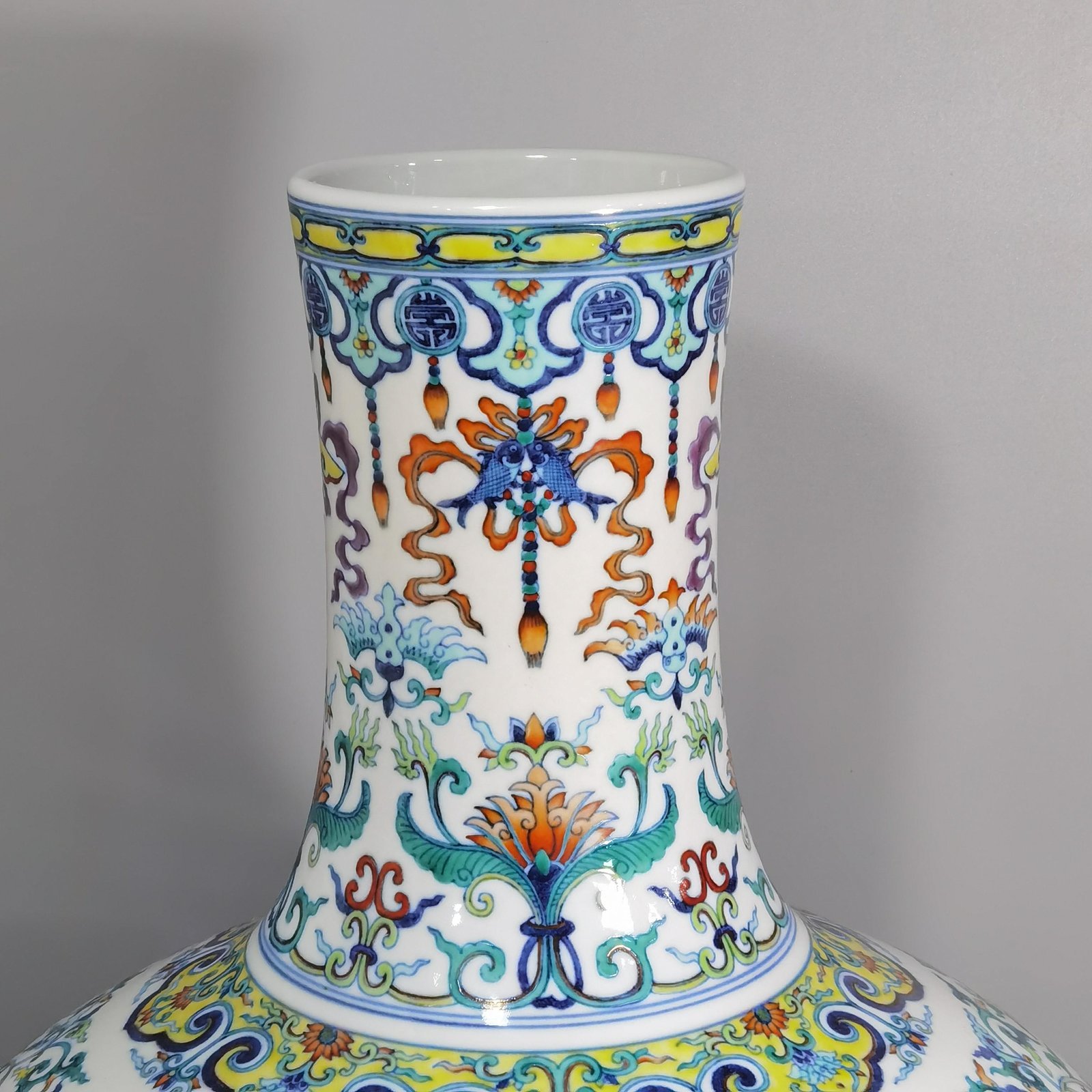 Qing Dynasty Qianlong blue and white doucai passion flower sphere vase