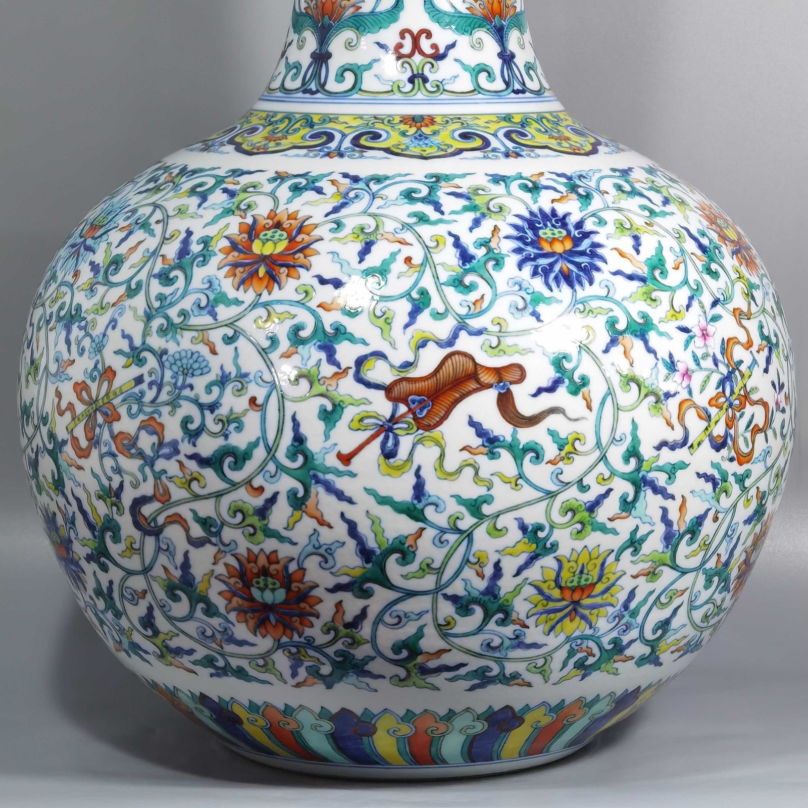 Qing Dynasty Qianlong blue and white doucai passion flower sphere vase