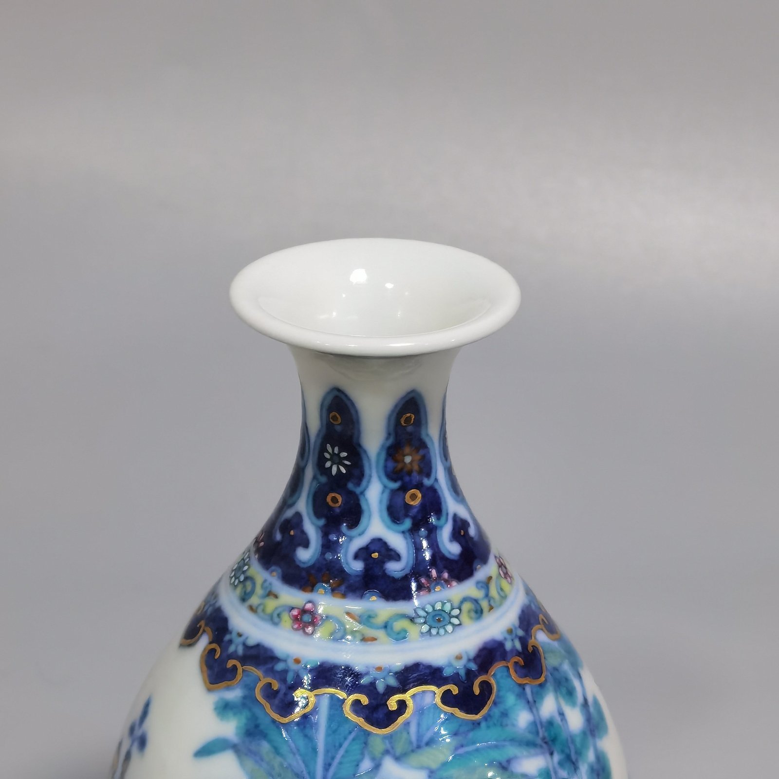 Qing Dynasty Qianlong blue and white jade pot