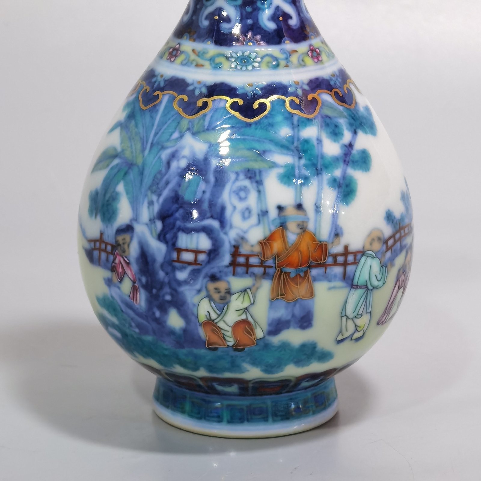 Qing Dynasty Qianlong blue and white jade pot