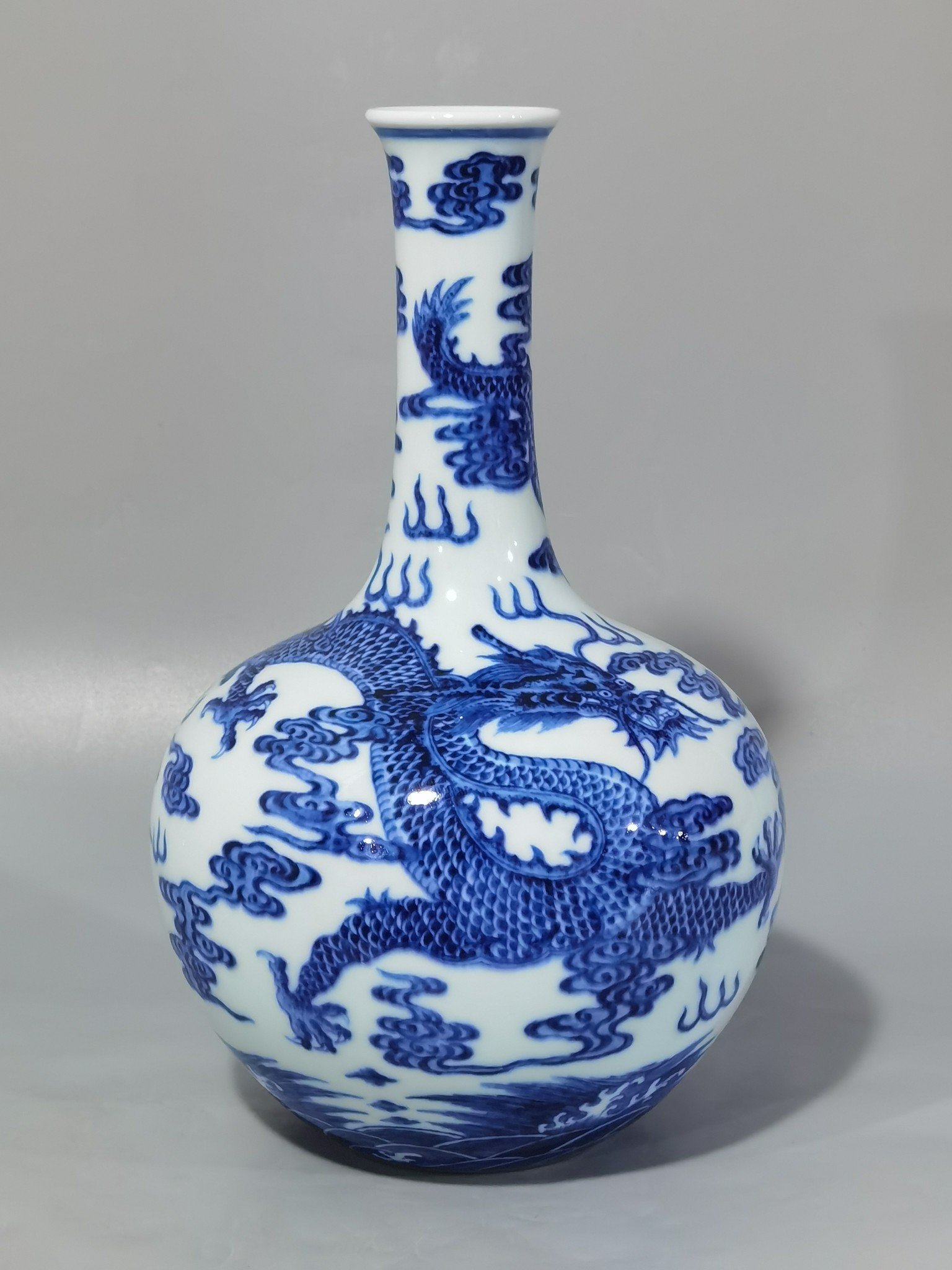Qing Dynasty Qianlong blue and white sea water cloud and dragon pattern celestial vase