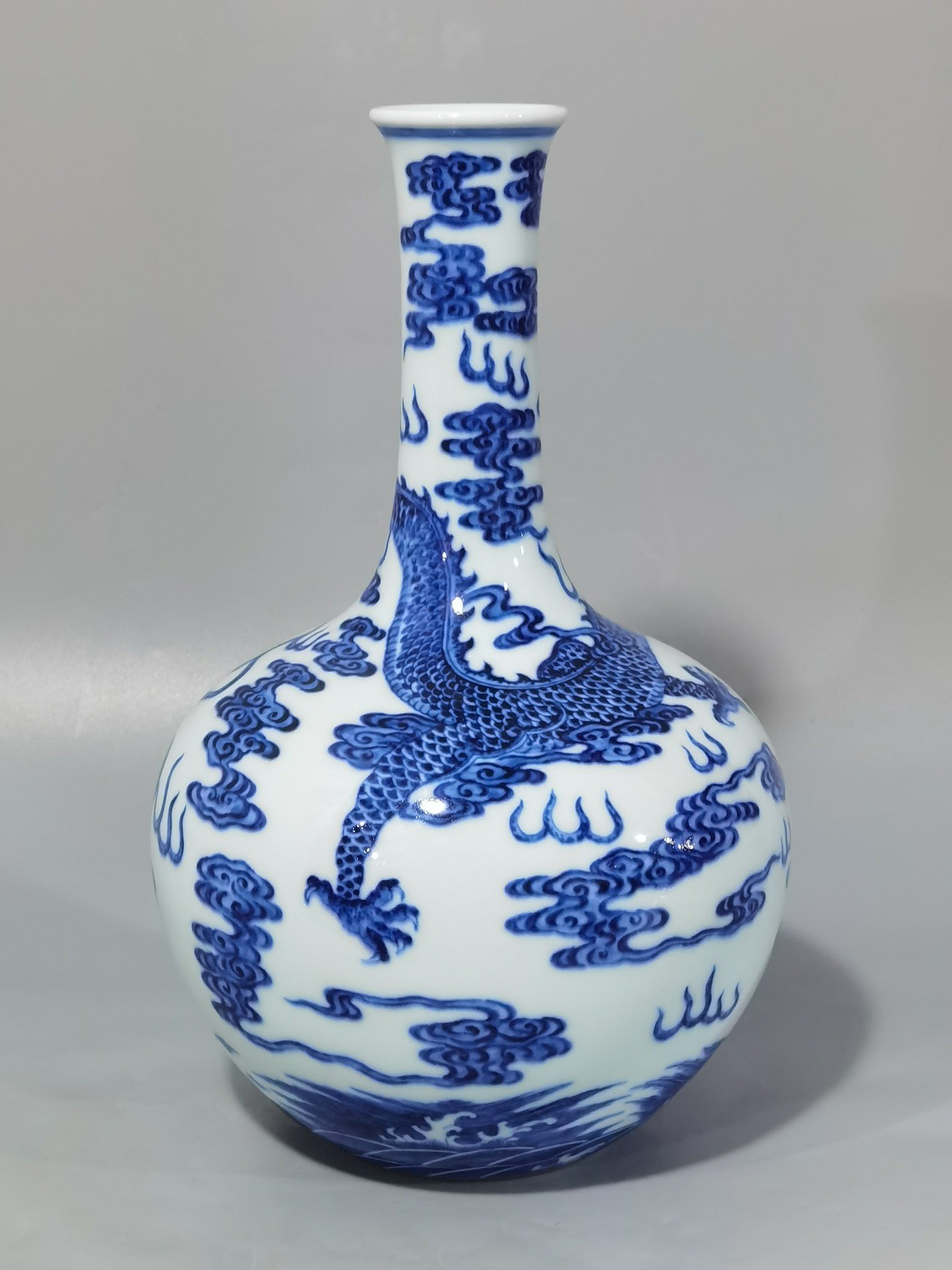 Qing Dynasty Qianlong blue and white sea water cloud and dragon pattern celestial vase