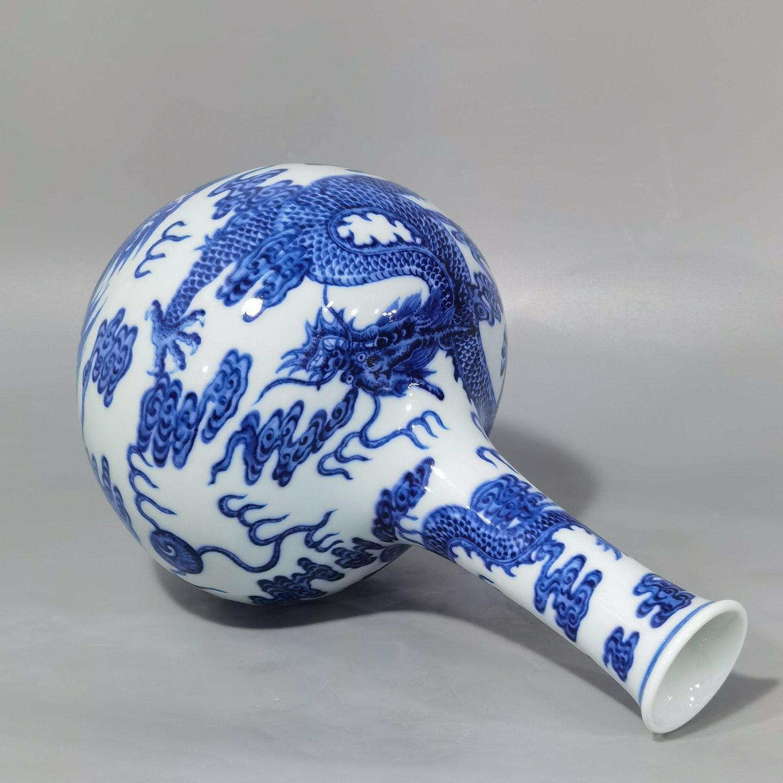Qing Dynasty Qianlong blue and white sea water cloud and dragon pattern celestial vase