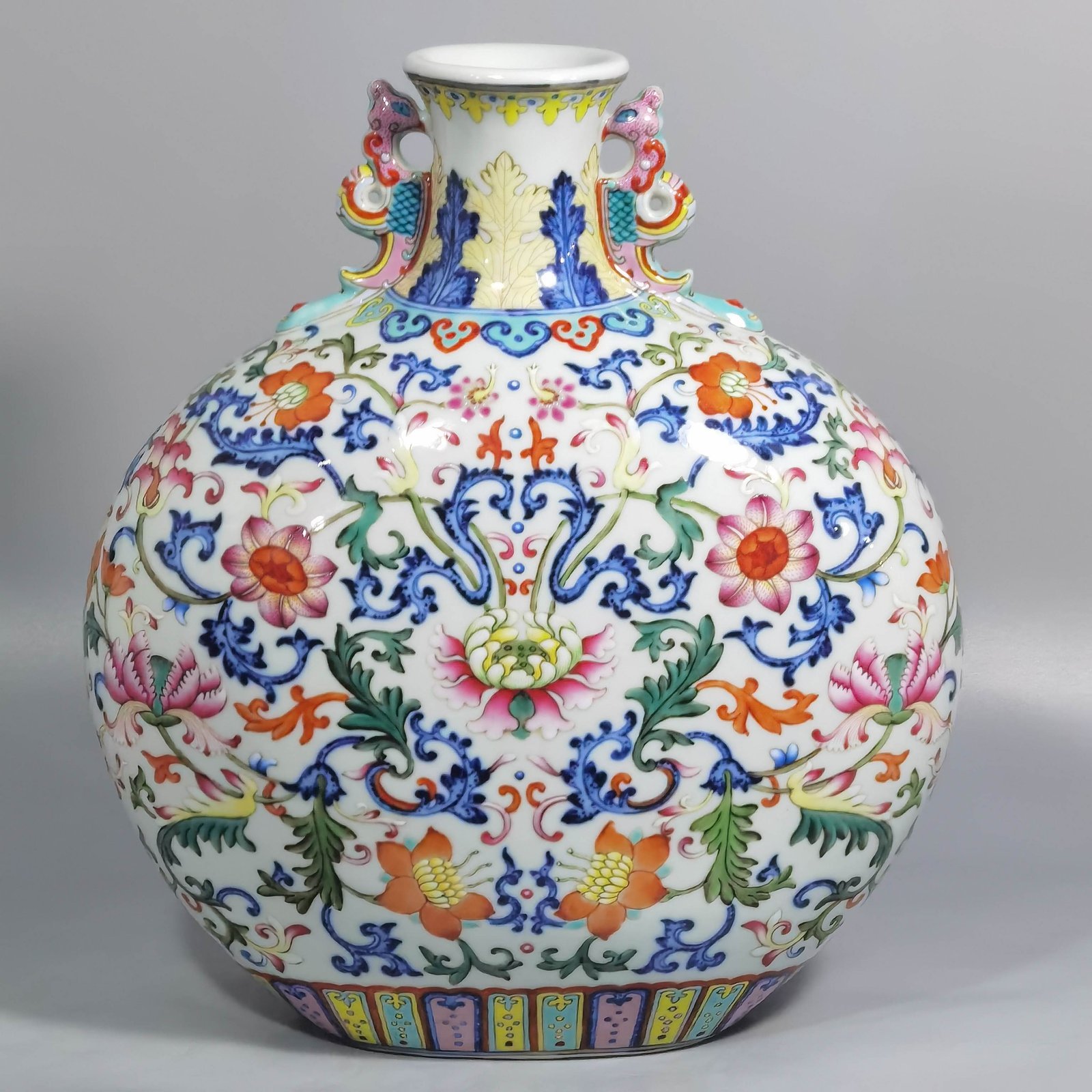 Qing Dynasty Qianlong blue and white pastel passionflower mphorae flat vase