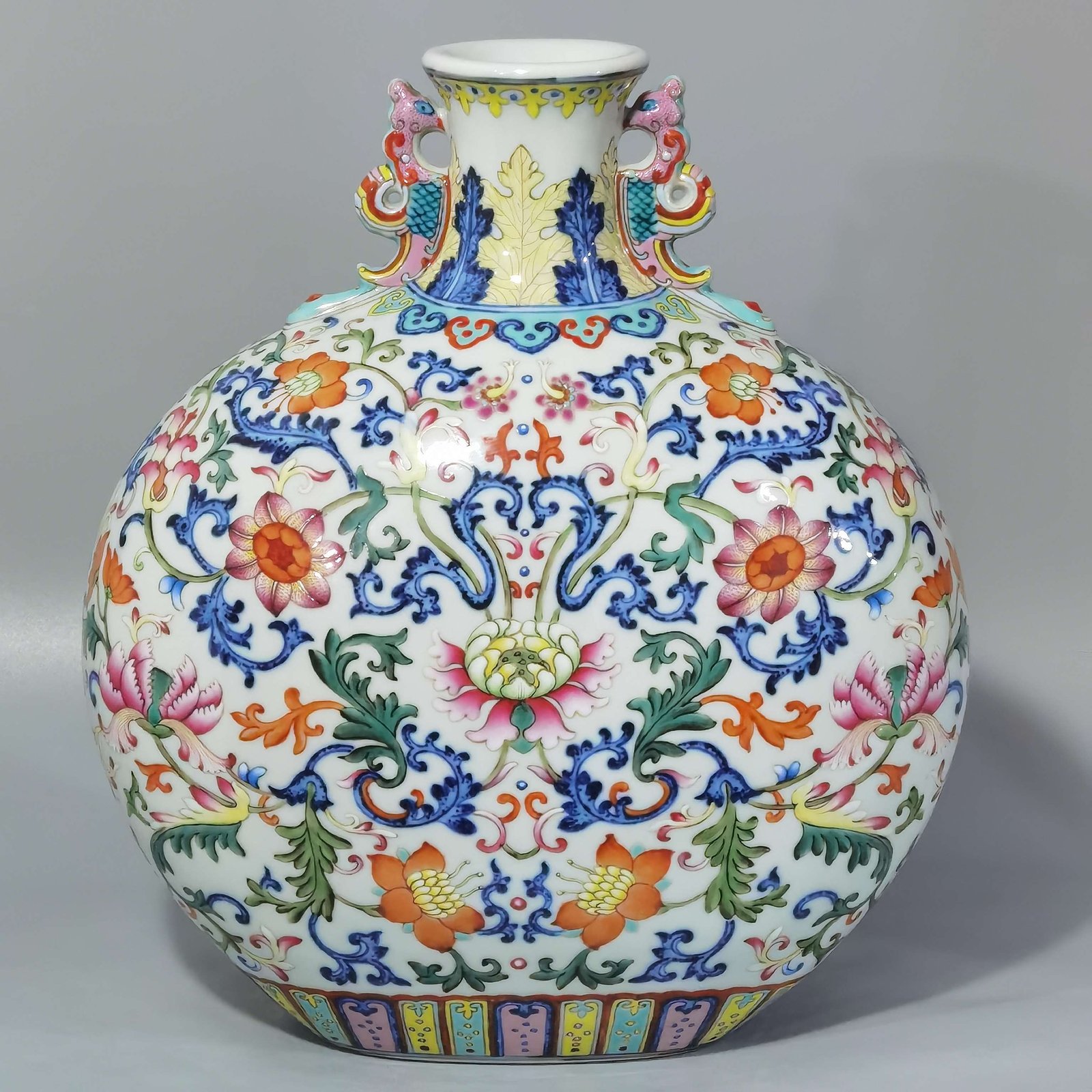 Qing Dynasty Qianlong blue and white pastel passionflower mphorae flat vase