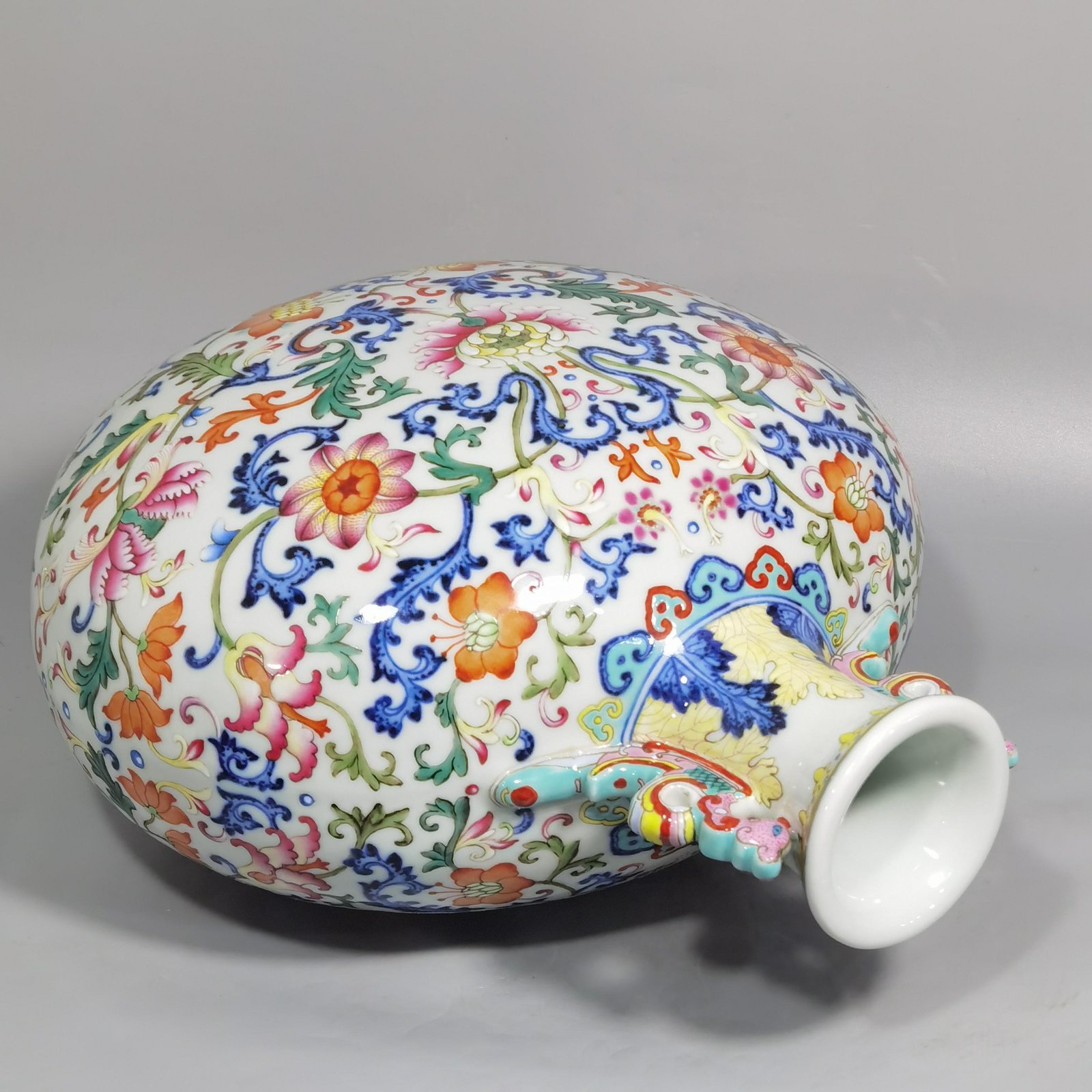 Qing Dynasty Qianlong blue and white pastel passionflower mphorae flat vase