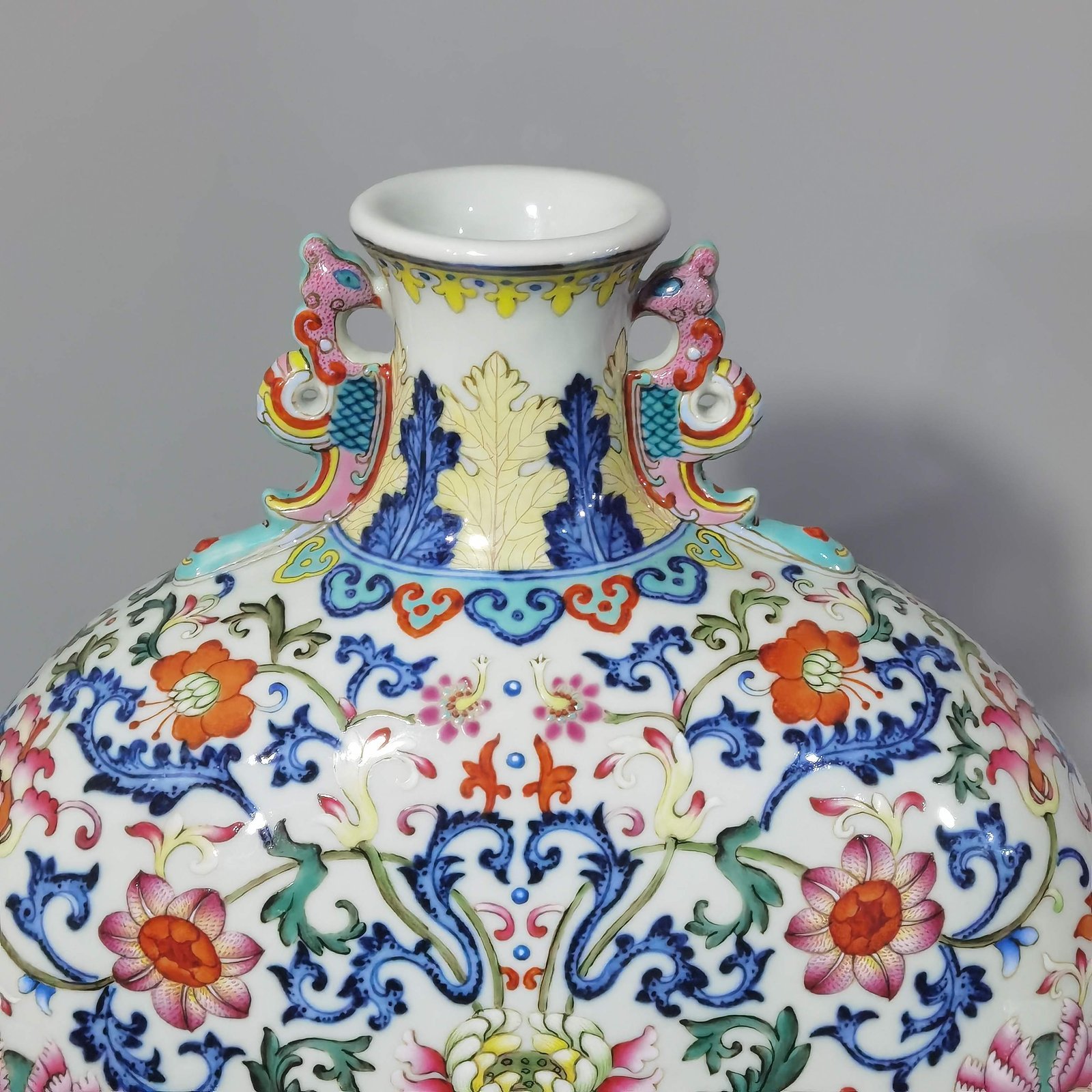 Qing Dynasty Qianlong blue and white pastel passionflower mphorae flat vase