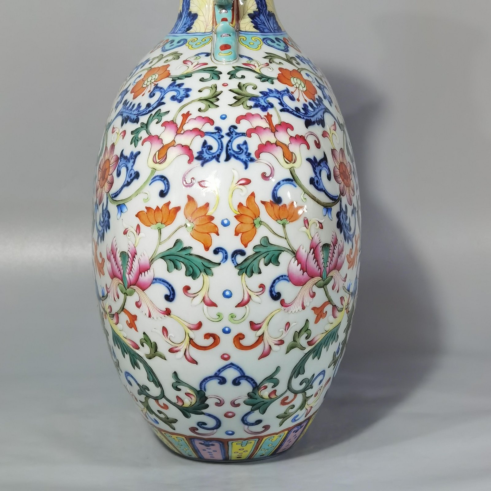 Qing Dynasty Qianlong blue and white pastel passionflower mphorae flat vase