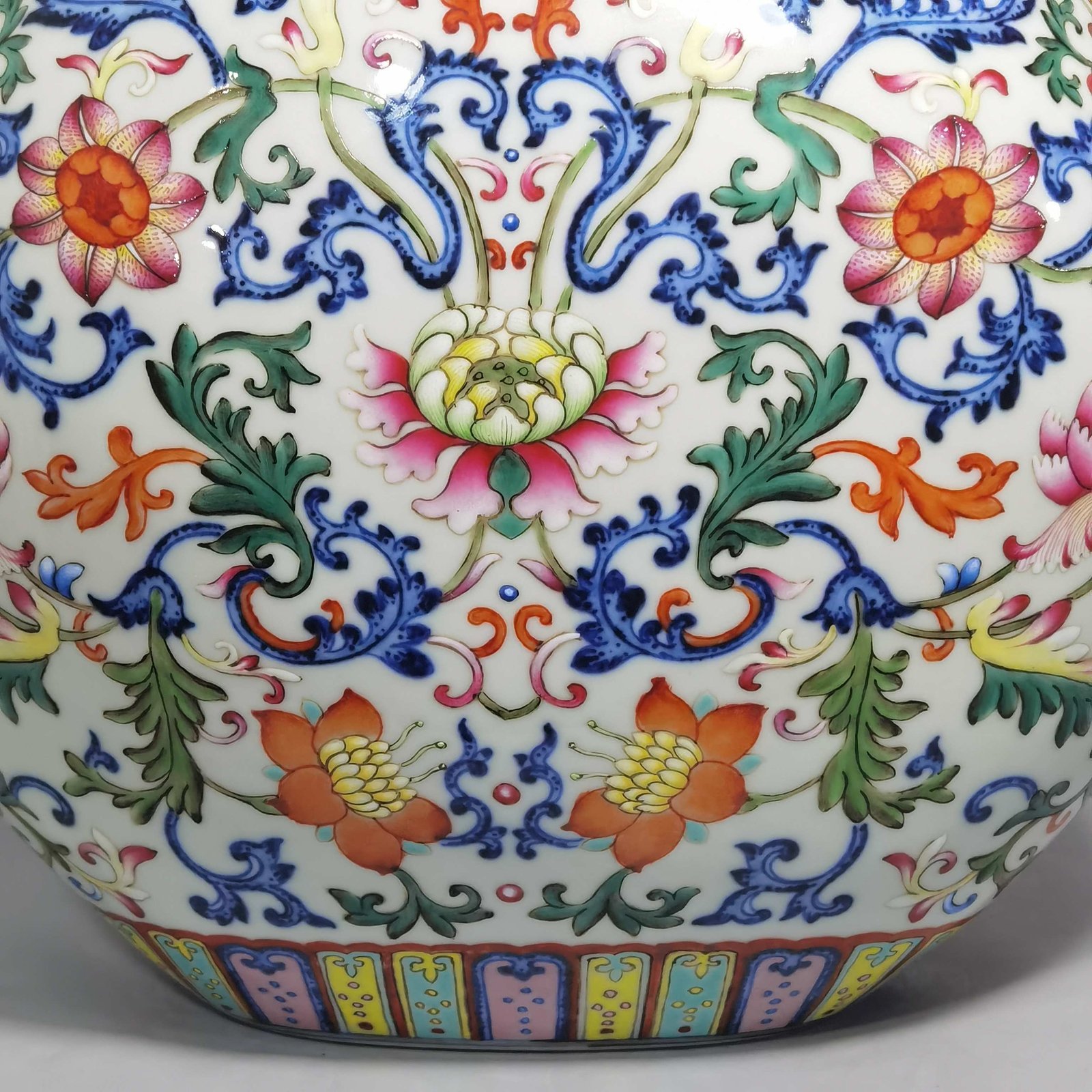 Qing Dynasty Qianlong blue and white pastel passionflower mphorae flat vase