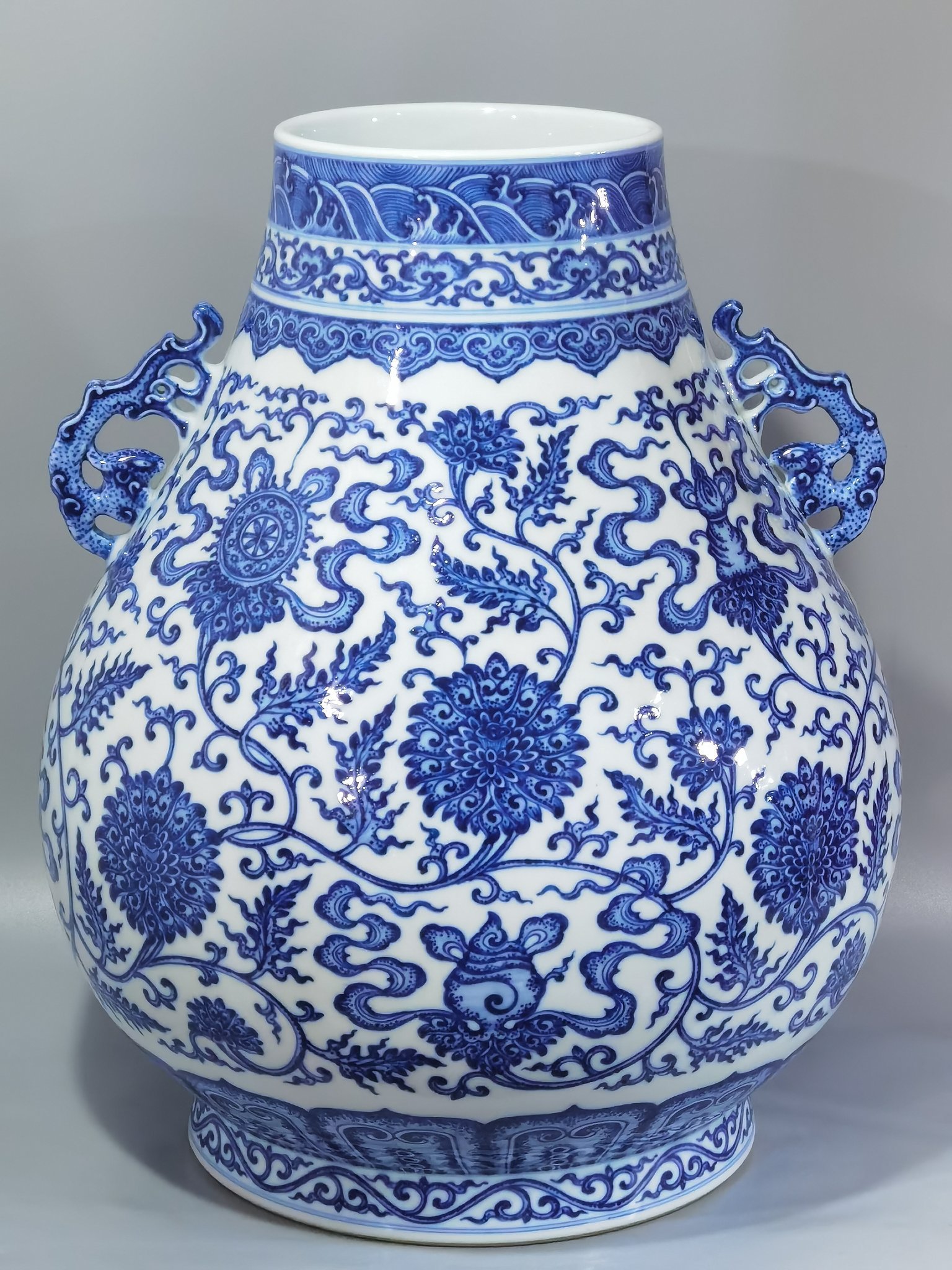 Qing Dynasty Qianlong blue and white eight-twined lotus lotus bucket