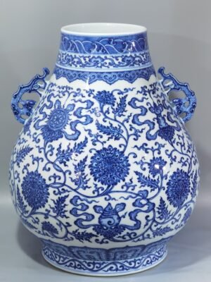 Qing Dynasty Qianlong blue and white eight-twined lotus lotus bucket