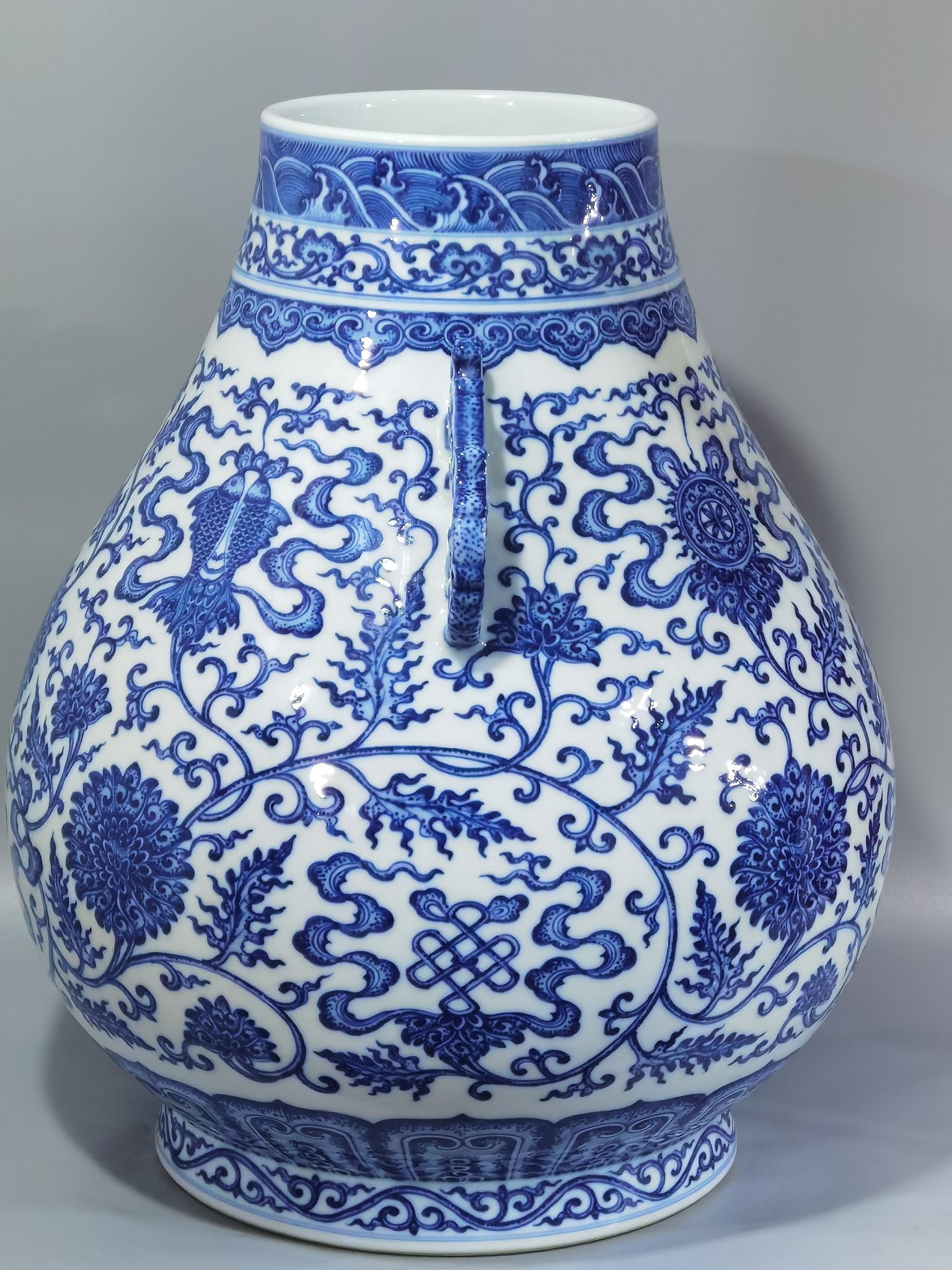 Qing Dynasty Qianlong blue and white eight-twined lotus lotus bucket