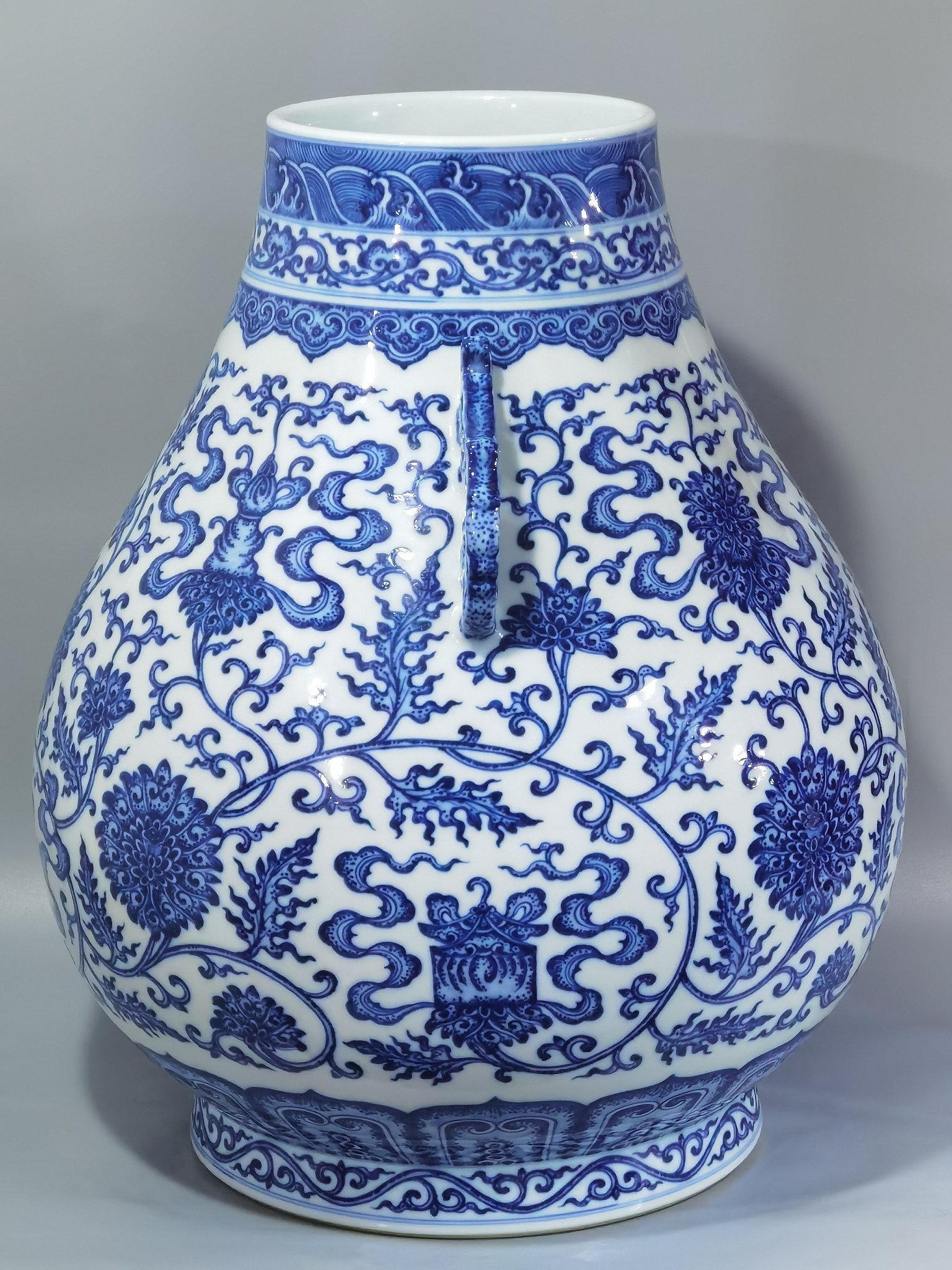 Qing Dynasty Qianlong blue and white eight-twined lotus lotus bucket