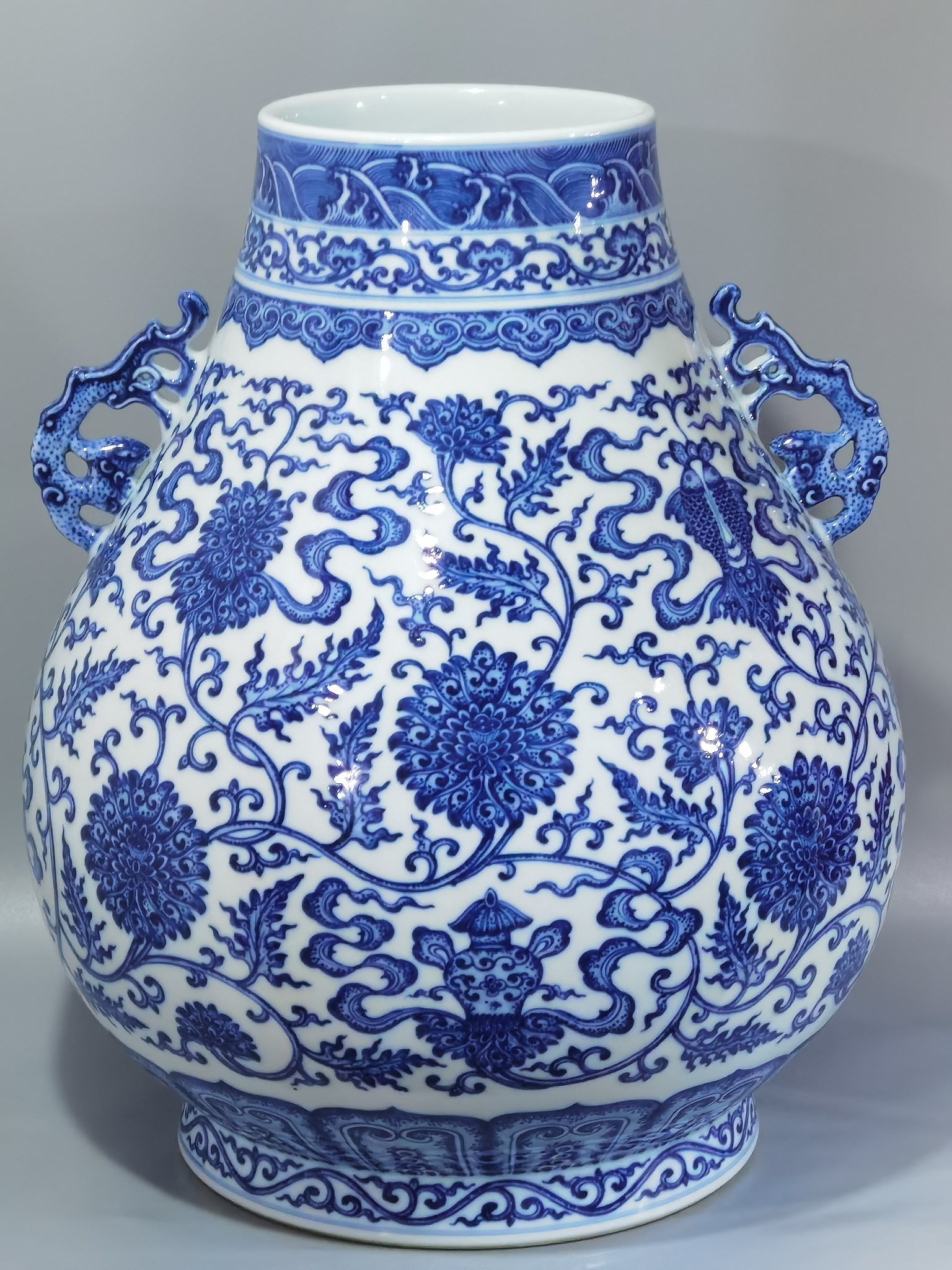 Qing Dynasty Qianlong blue and white eight-twined lotus lotus bucket