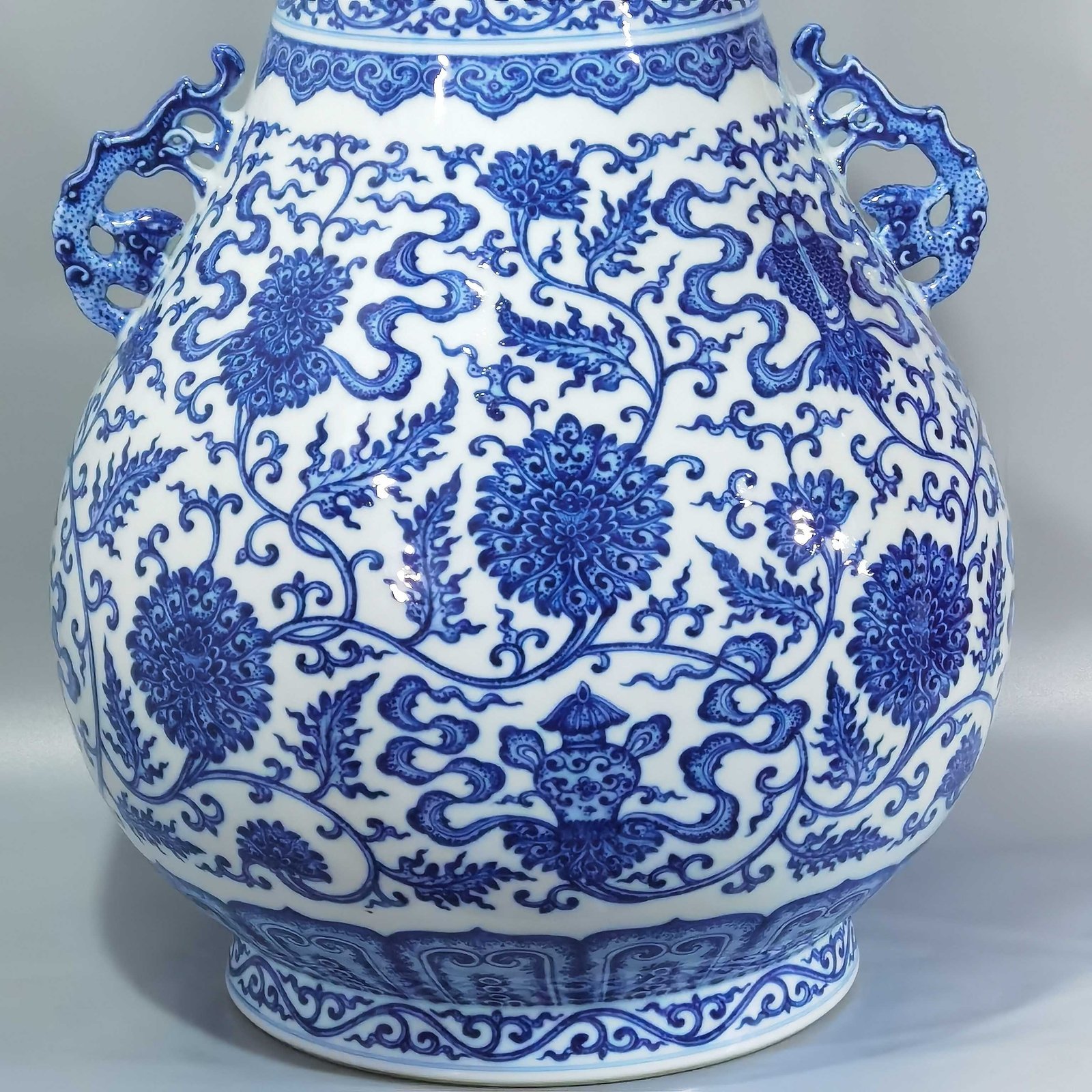 Qing Dynasty Qianlong blue and white eight-twined lotus lotus bucket