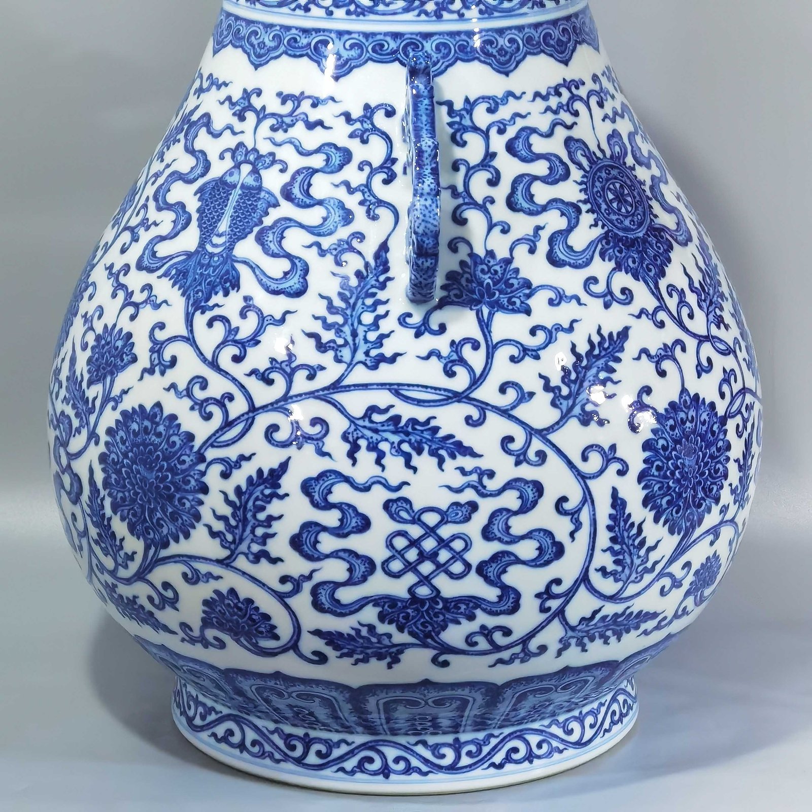 Qing Dynasty Qianlong blue and white eight-twined lotus lotus bucket