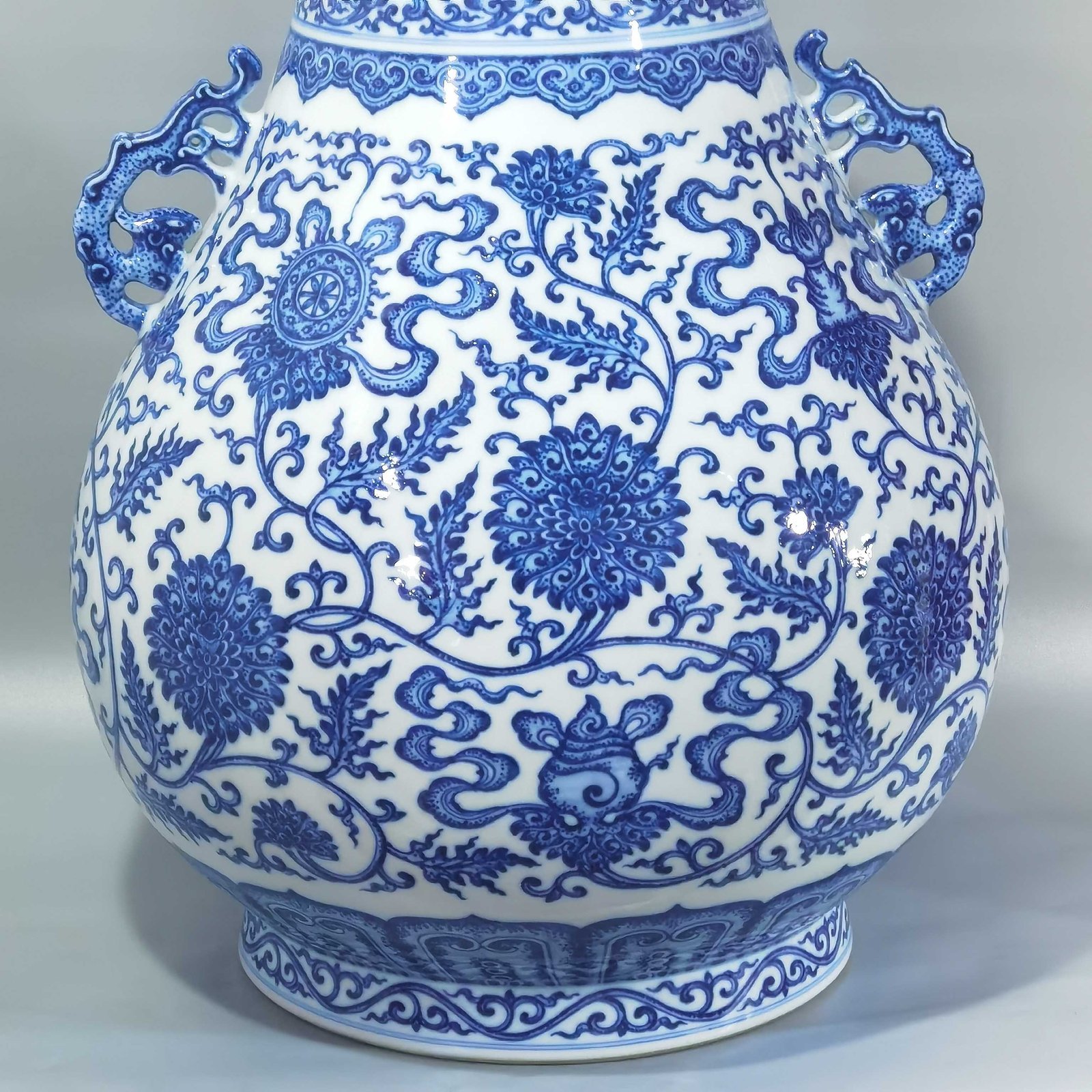 Qing Dynasty Qianlong blue and white eight-twined lotus lotus bucket