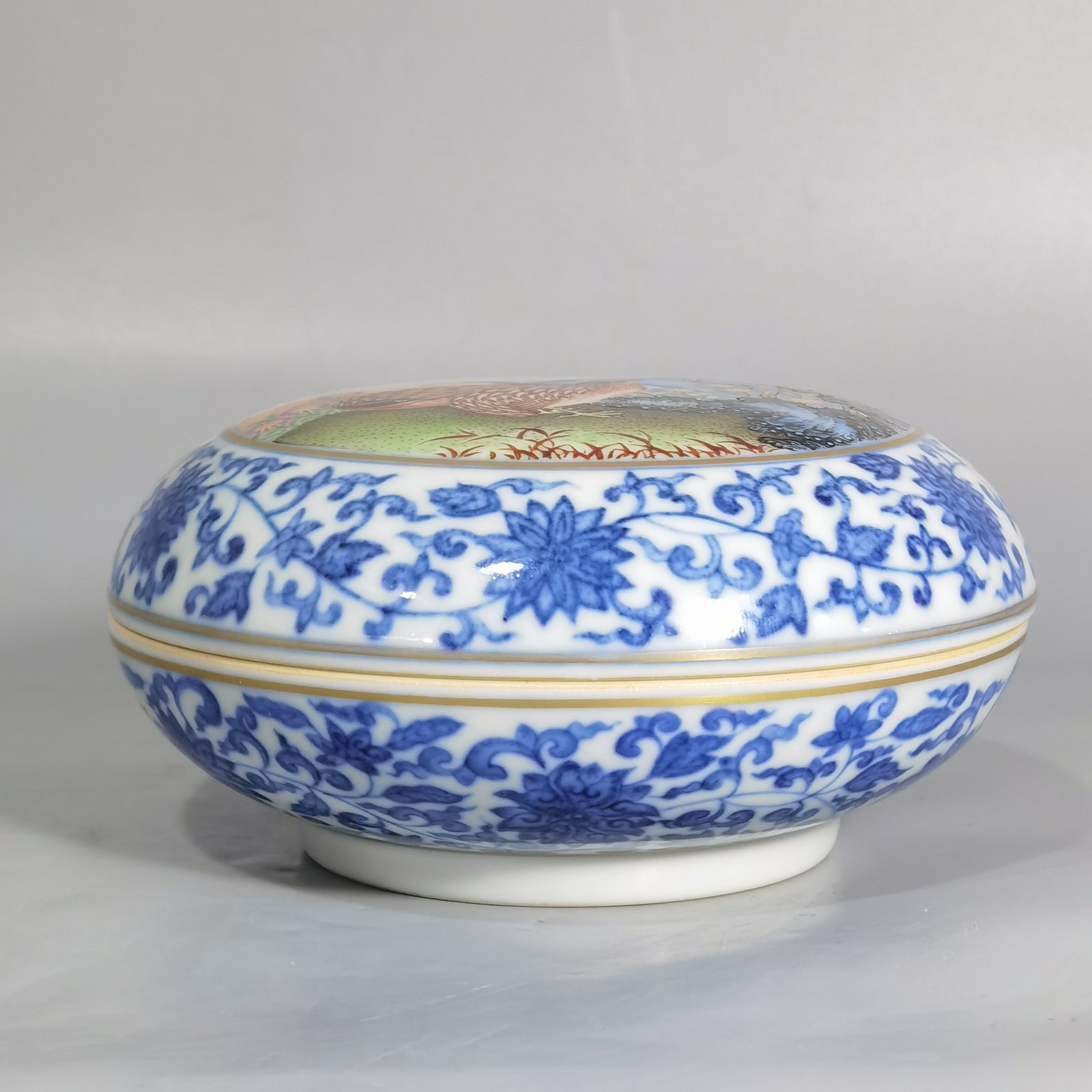 Qing Dynasty Qianlong blue and white lotus pattern pastel quail print box