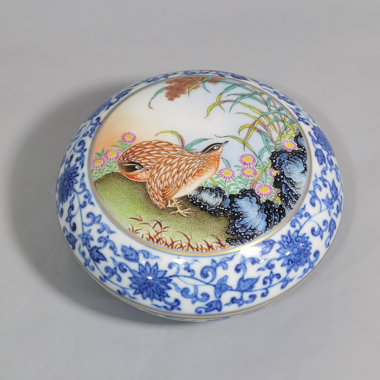 Qing Dynasty Qianlong blue and white lotus pattern pastel quail print box