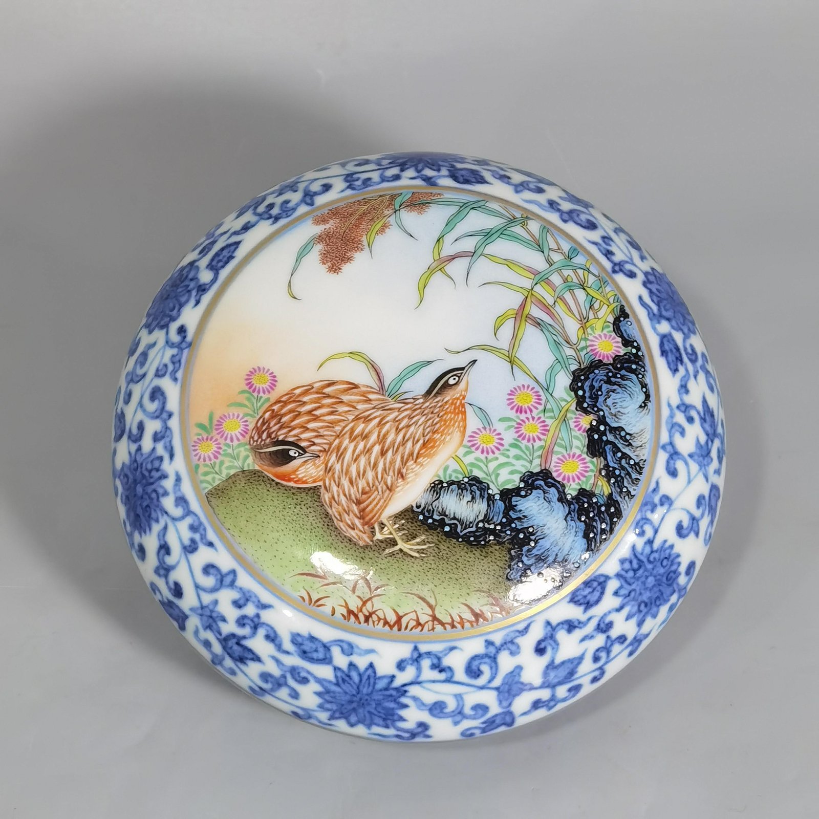 Qing Dynasty Qianlong blue and white lotus pattern pastel quail print box