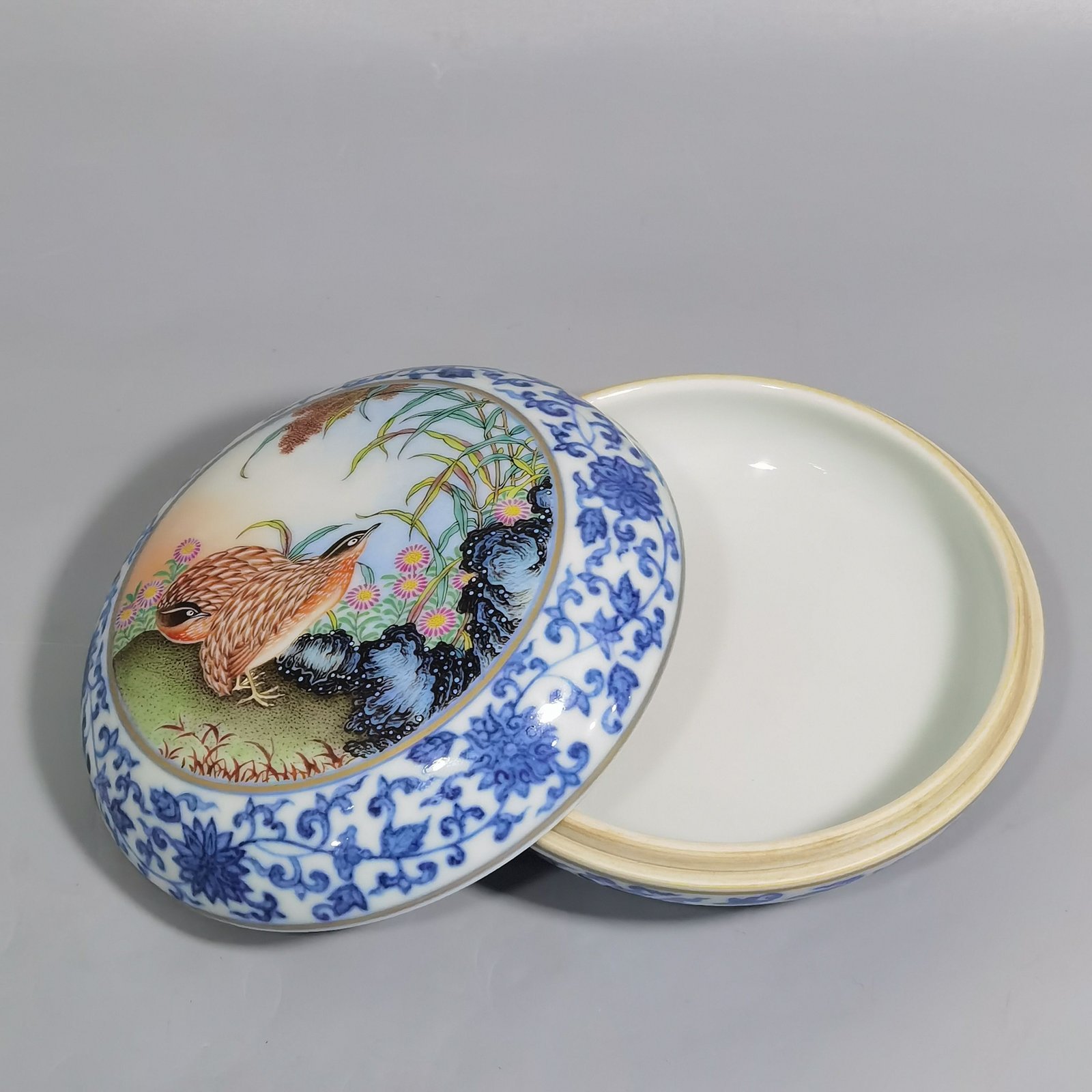 Qing Dynasty Qianlong blue and white lotus pattern pastel quail print box