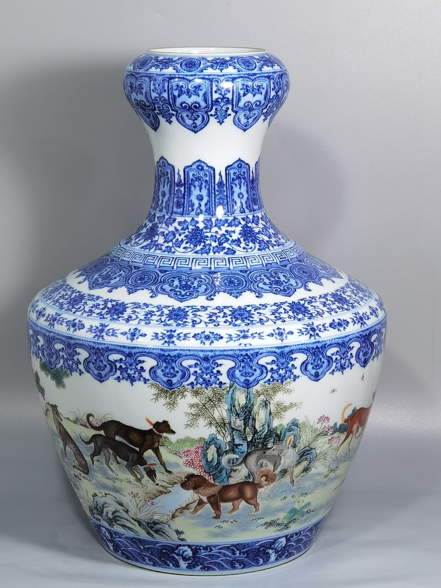 Qing Dynasty Qianlong blue and white lotus pattern border pastel color garlic vase