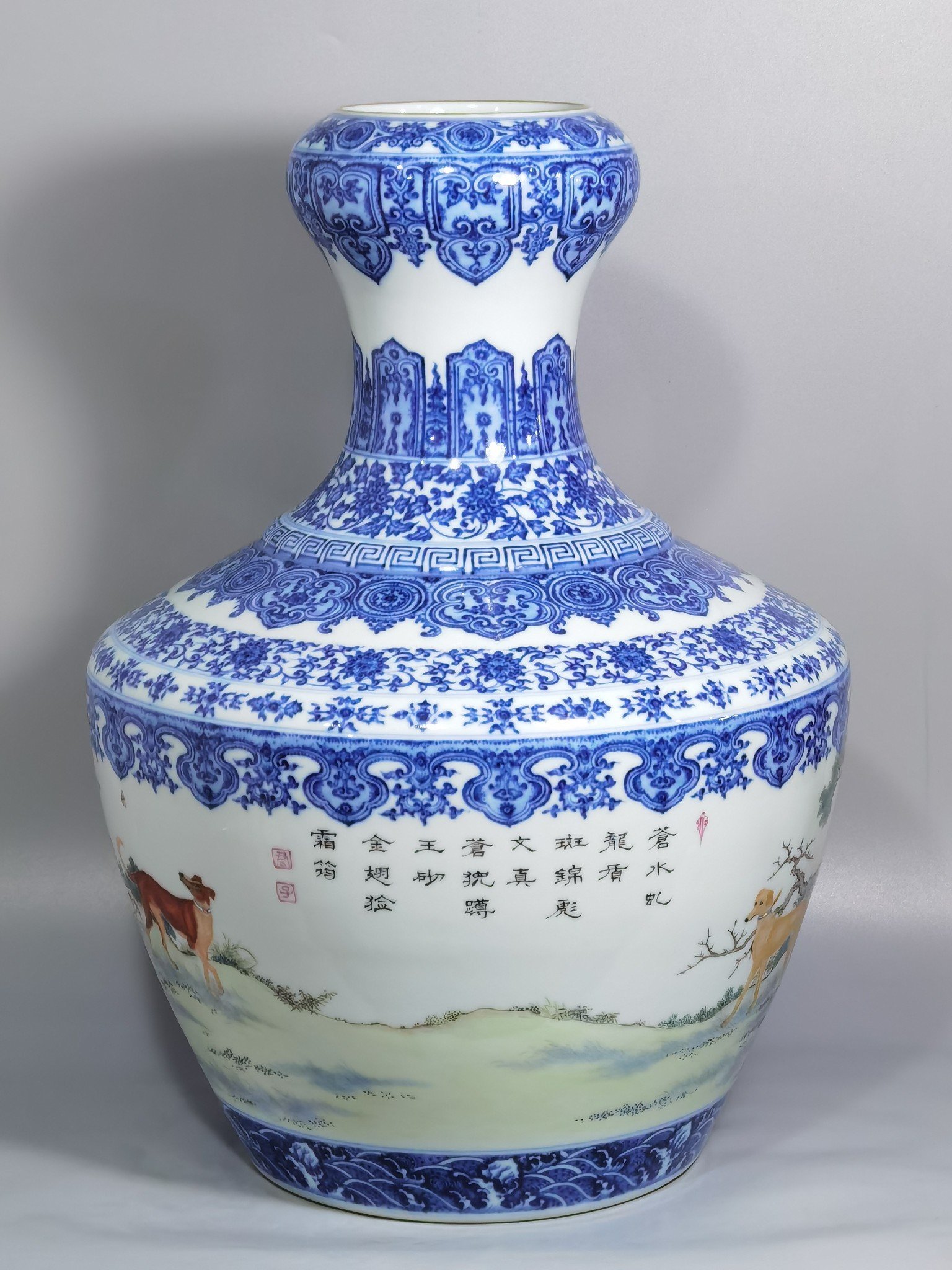 Qing Dynasty Qianlong blue and white lotus pattern border pastel color garlic vase
