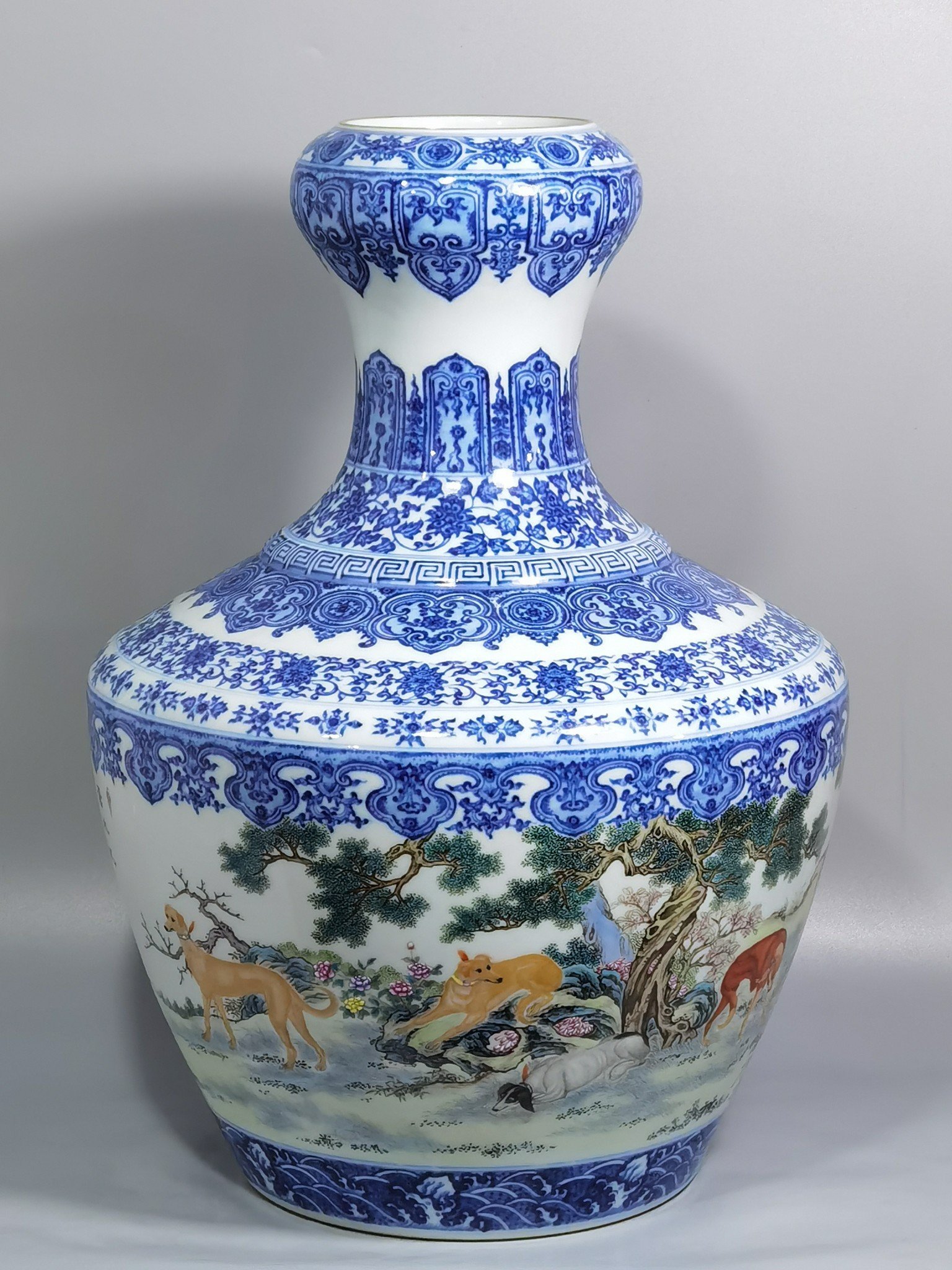 Qing Dynasty Qianlong blue and white lotus pattern border pastel color garlic vase